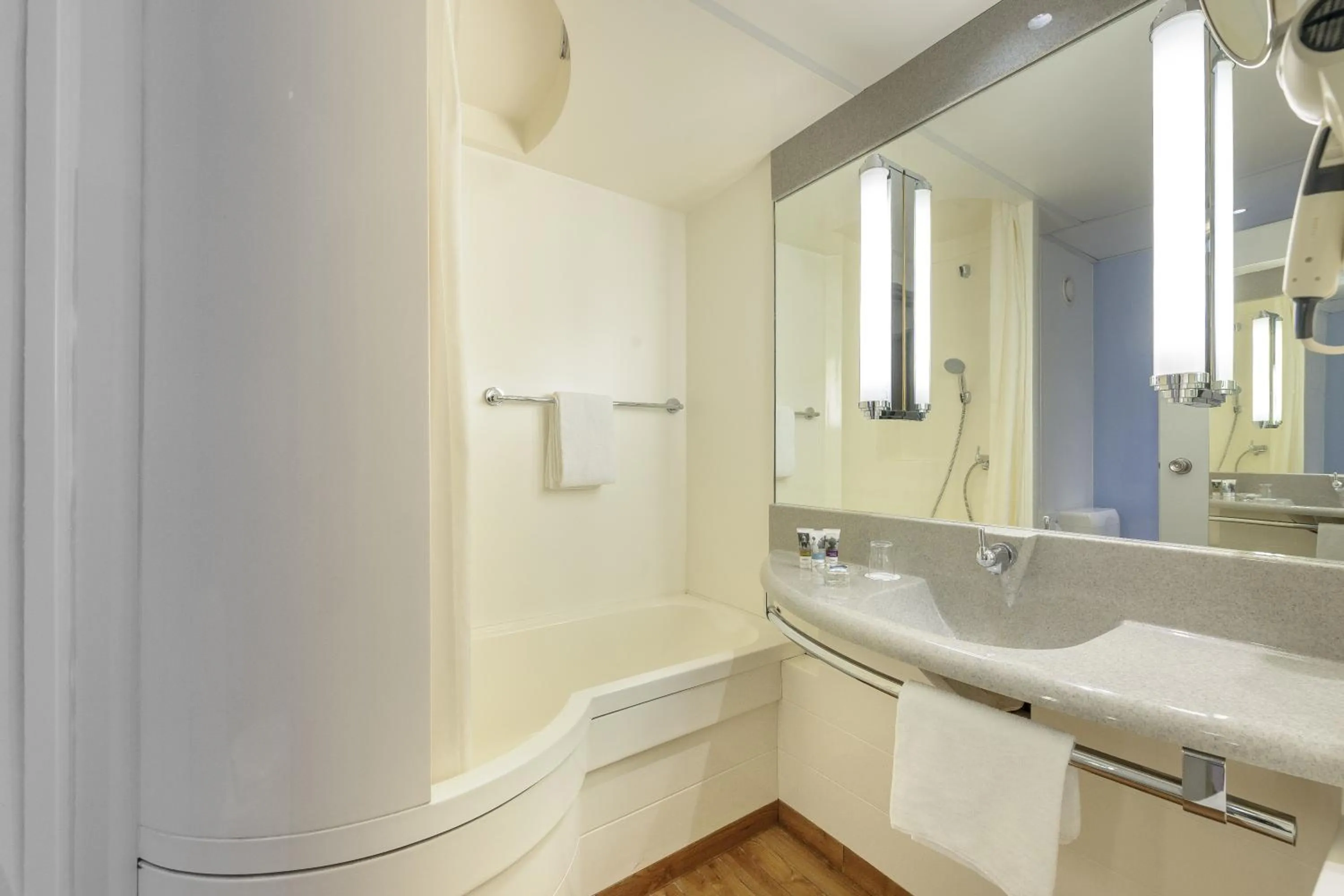 Shower in Mercure Hotel Berlin City West