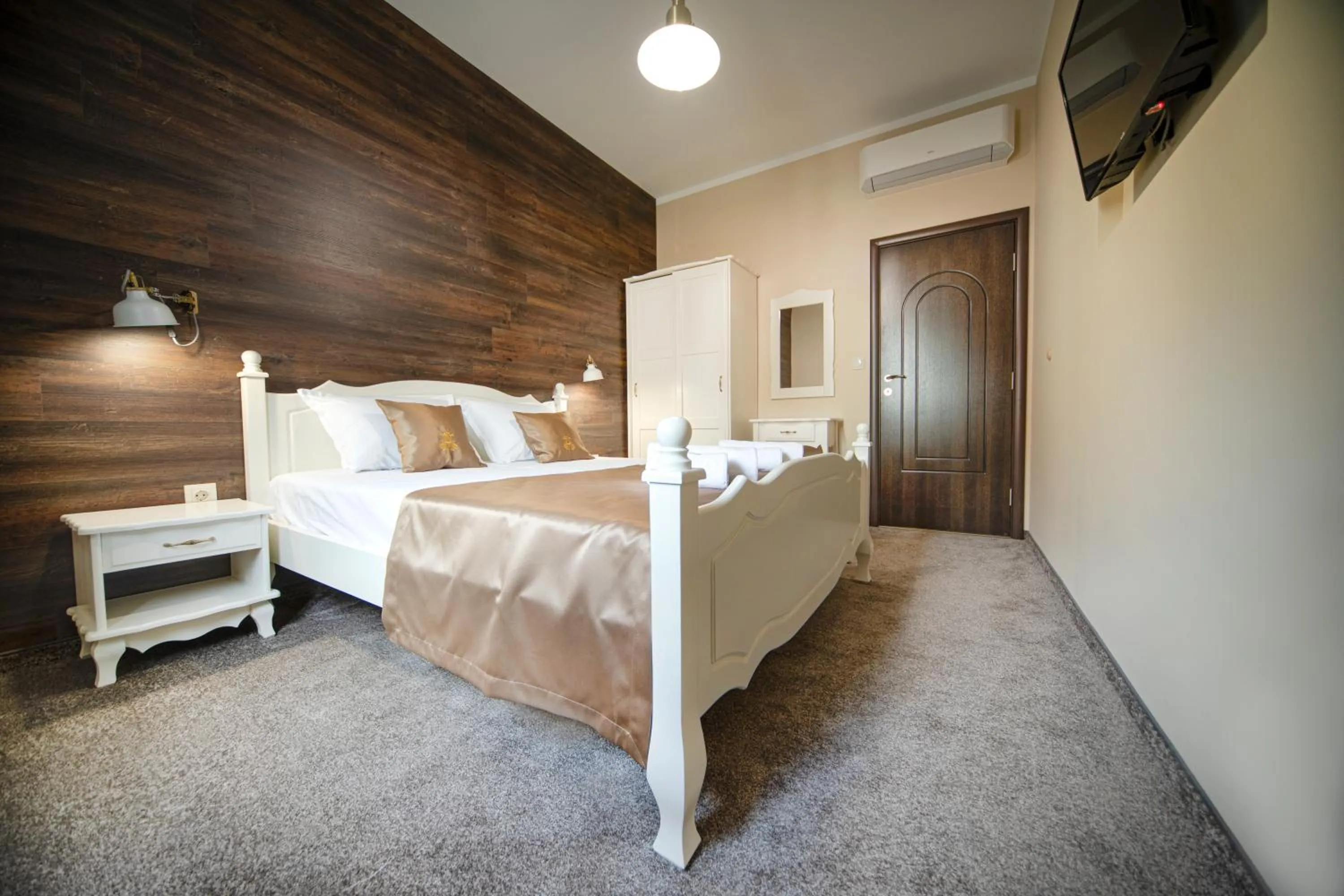 Bed in Hotel Antique - free private parking