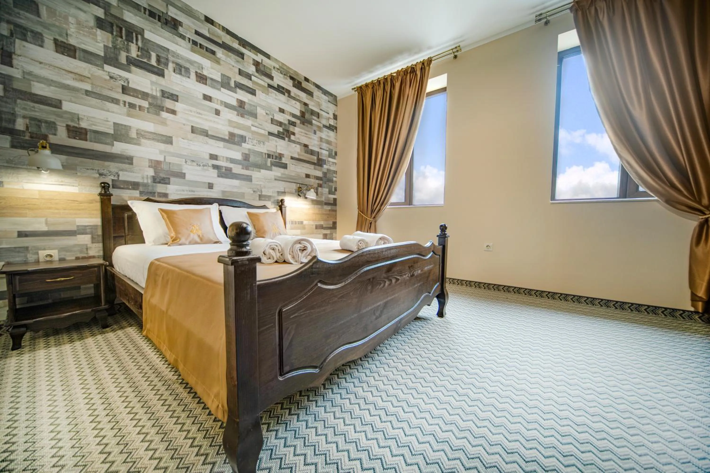 Bed in Hotel Antique - free private parking