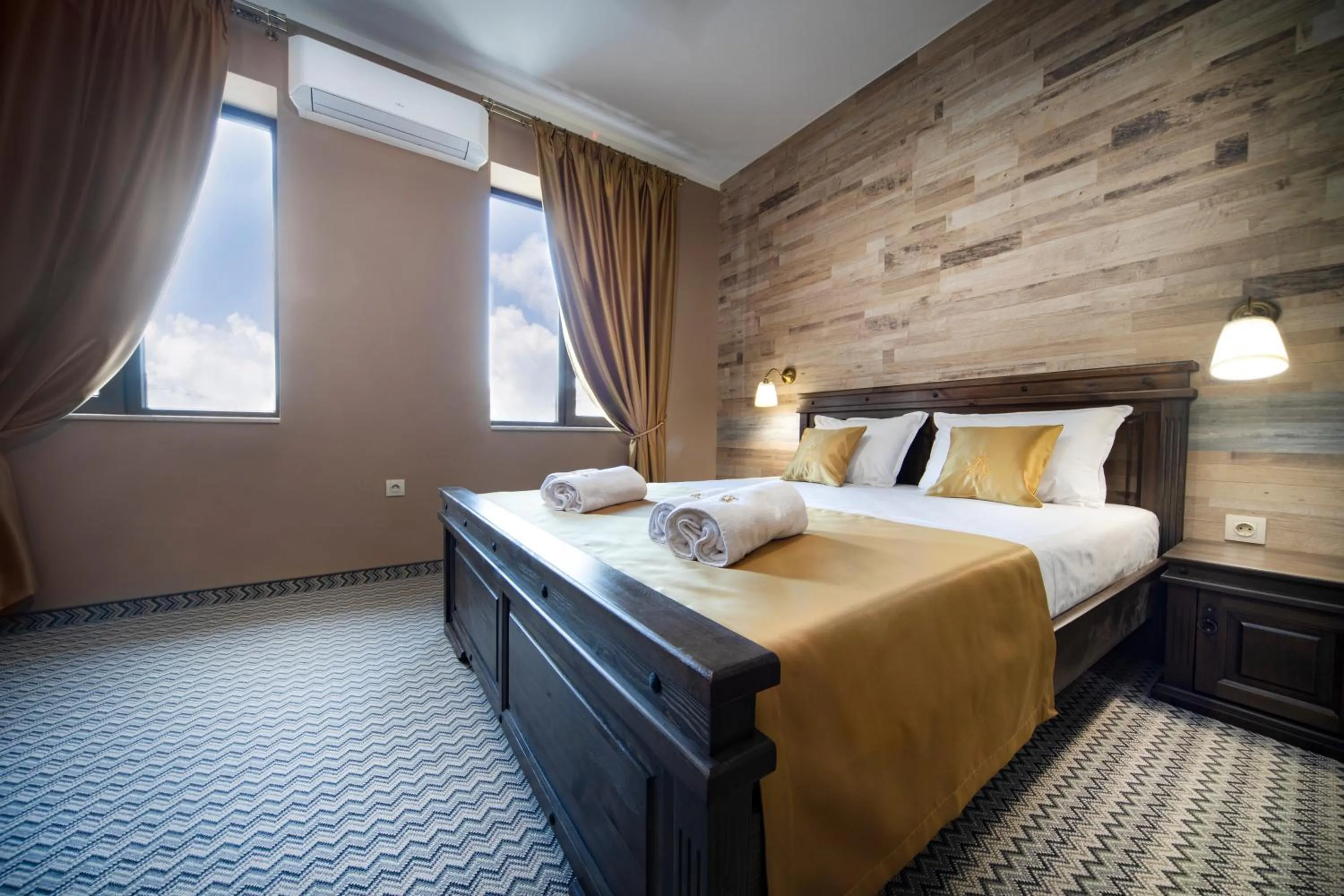 Bed in Hotel Antique - free private parking