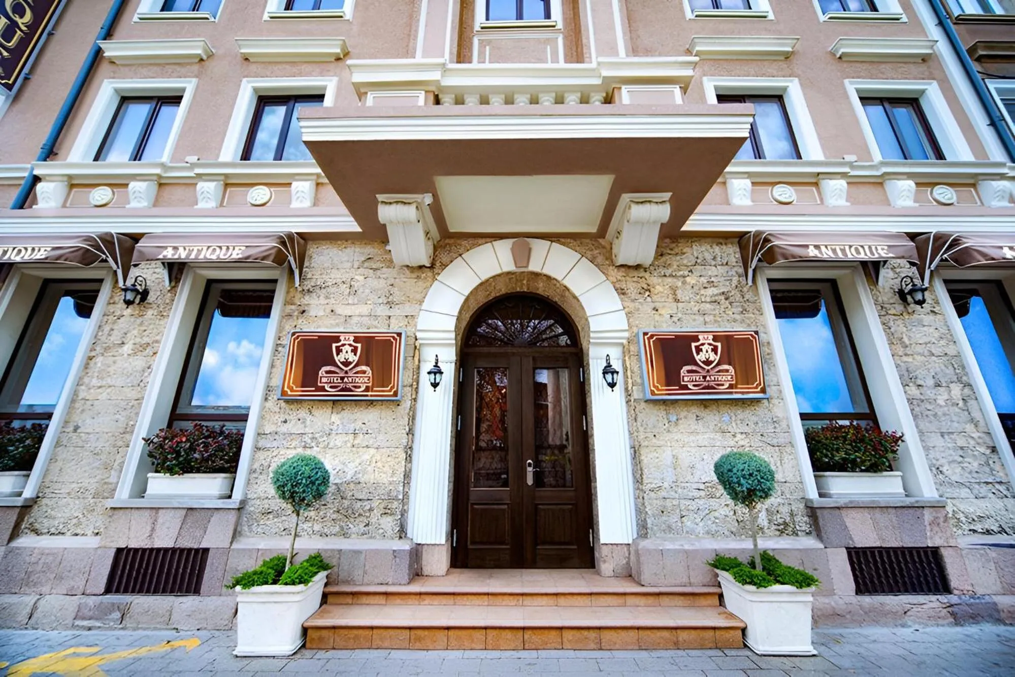 Property building in Hotel Antique - free private parking