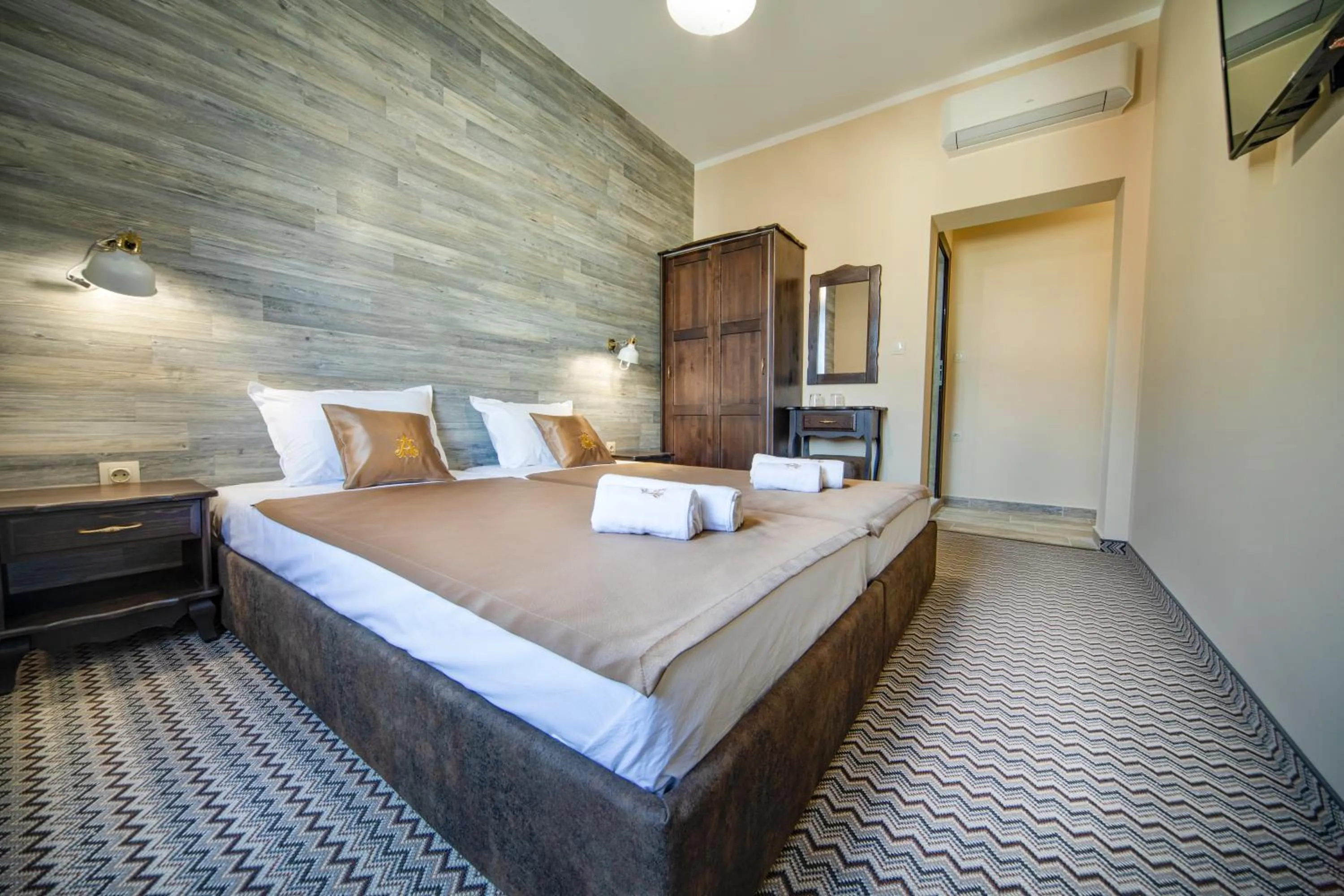 Bed in Hotel Antique - free private parking