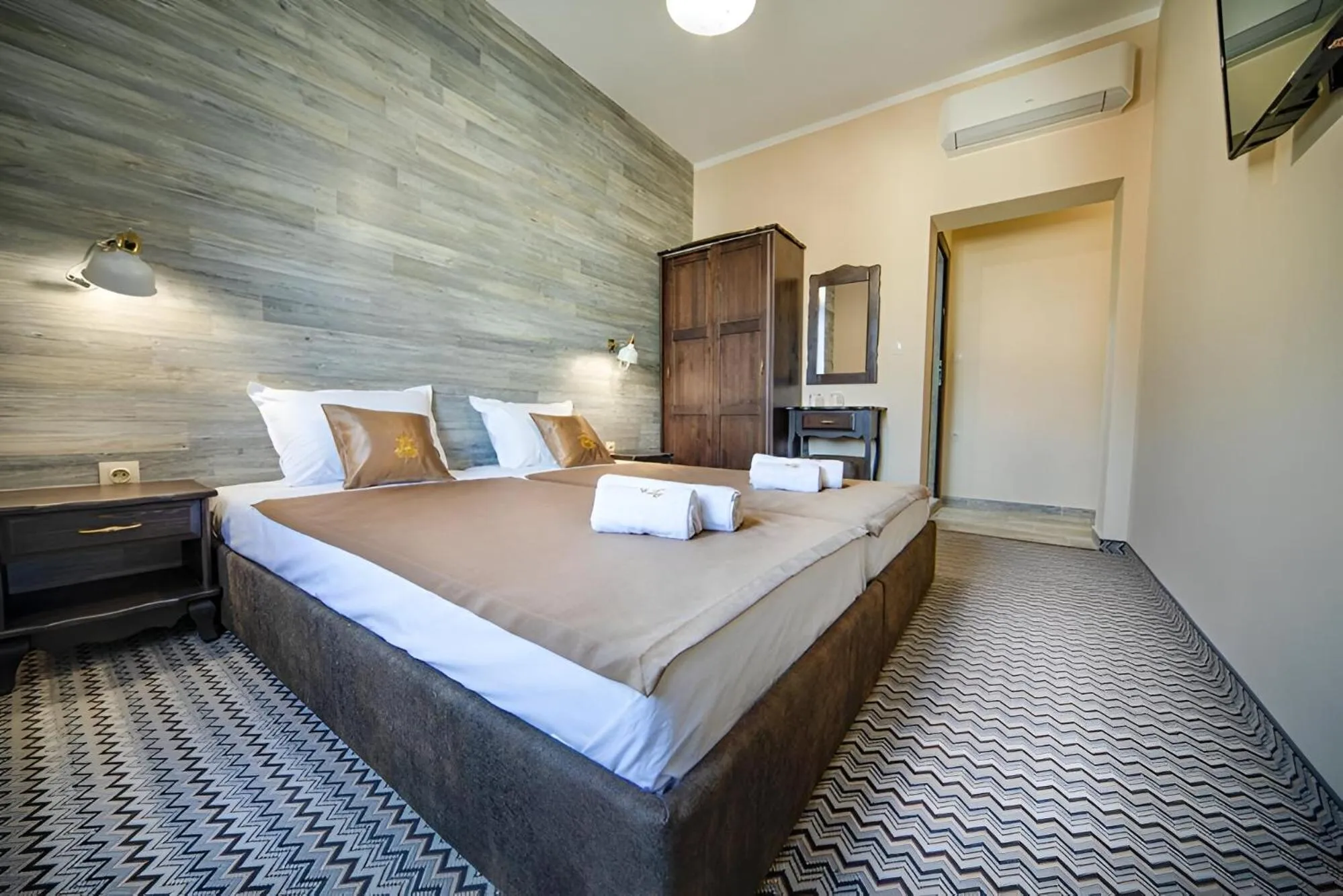 Bed in Hotel Antique - free private parking