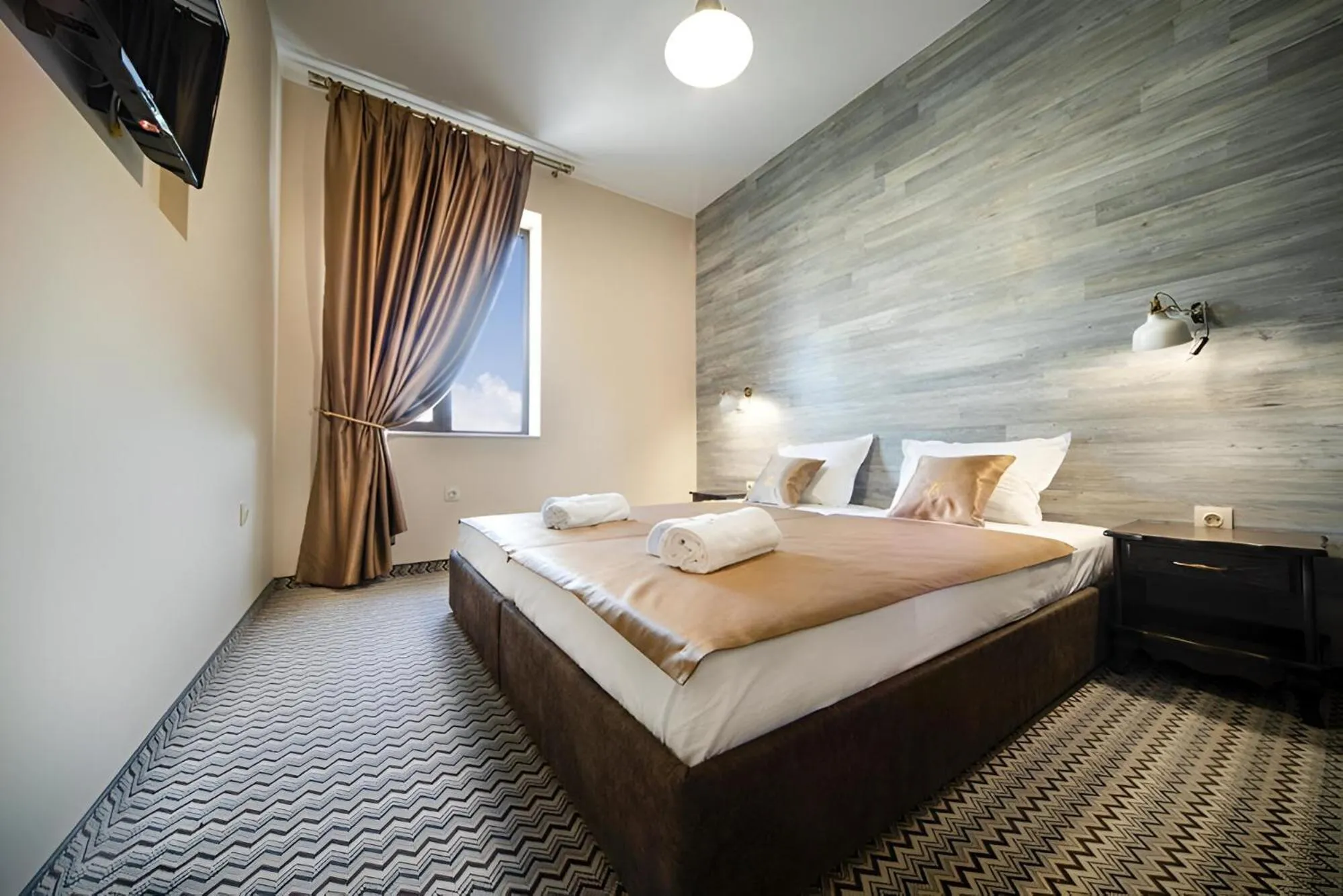 Bed in Hotel Antique - free private parking