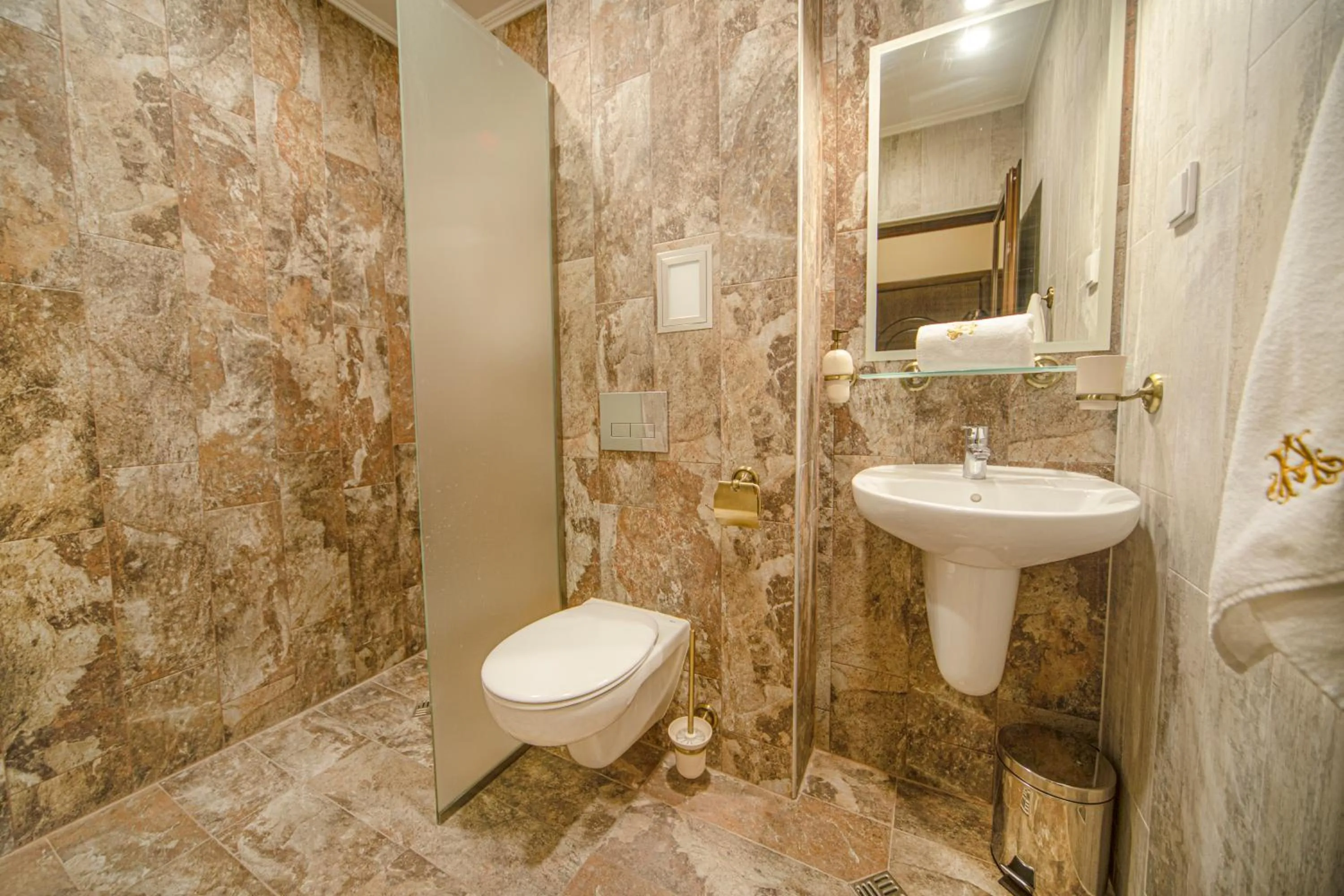 Shower in Hotel Antique - free private parking