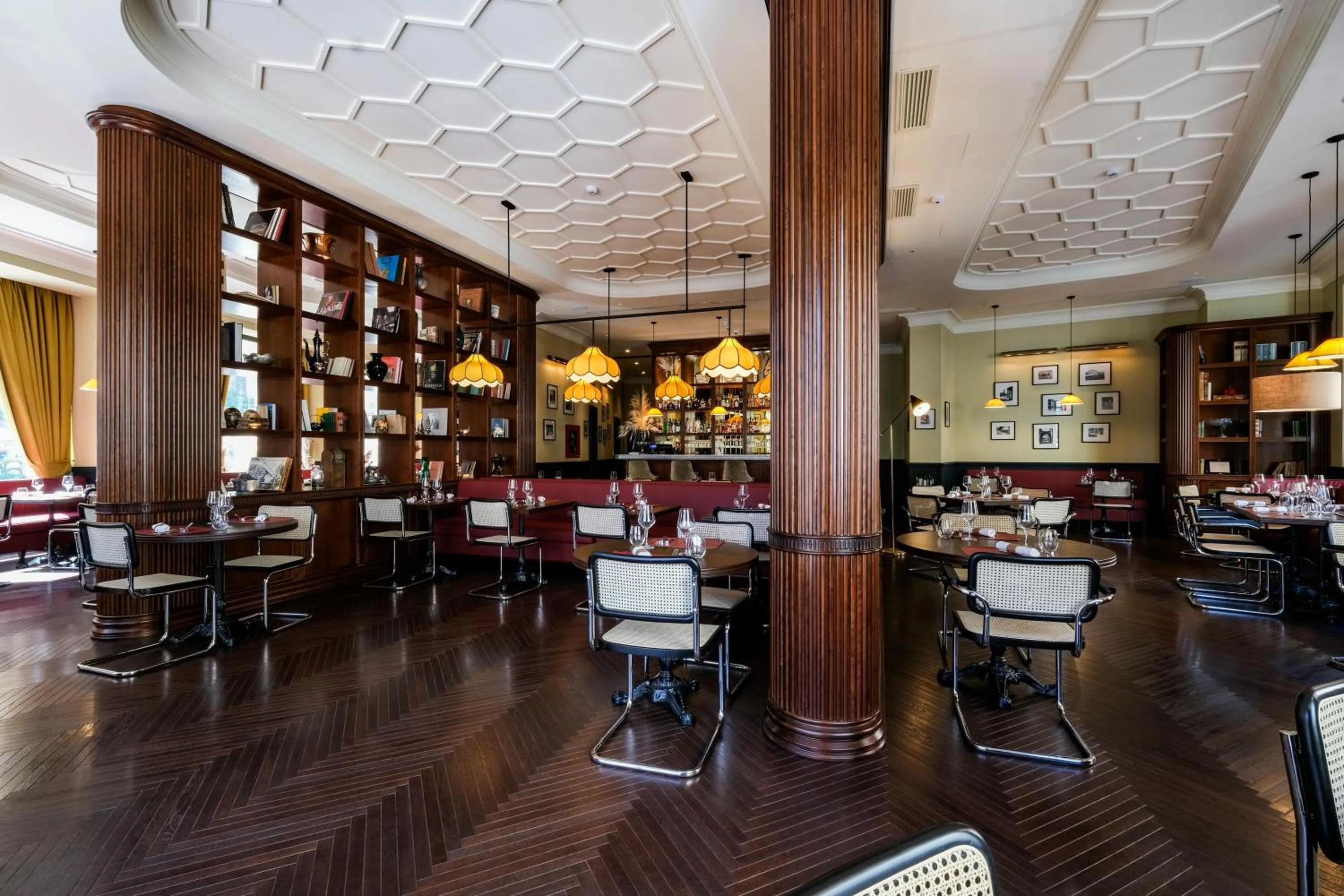 Restaurant/places to eat in U-Visionary Roma Hotel