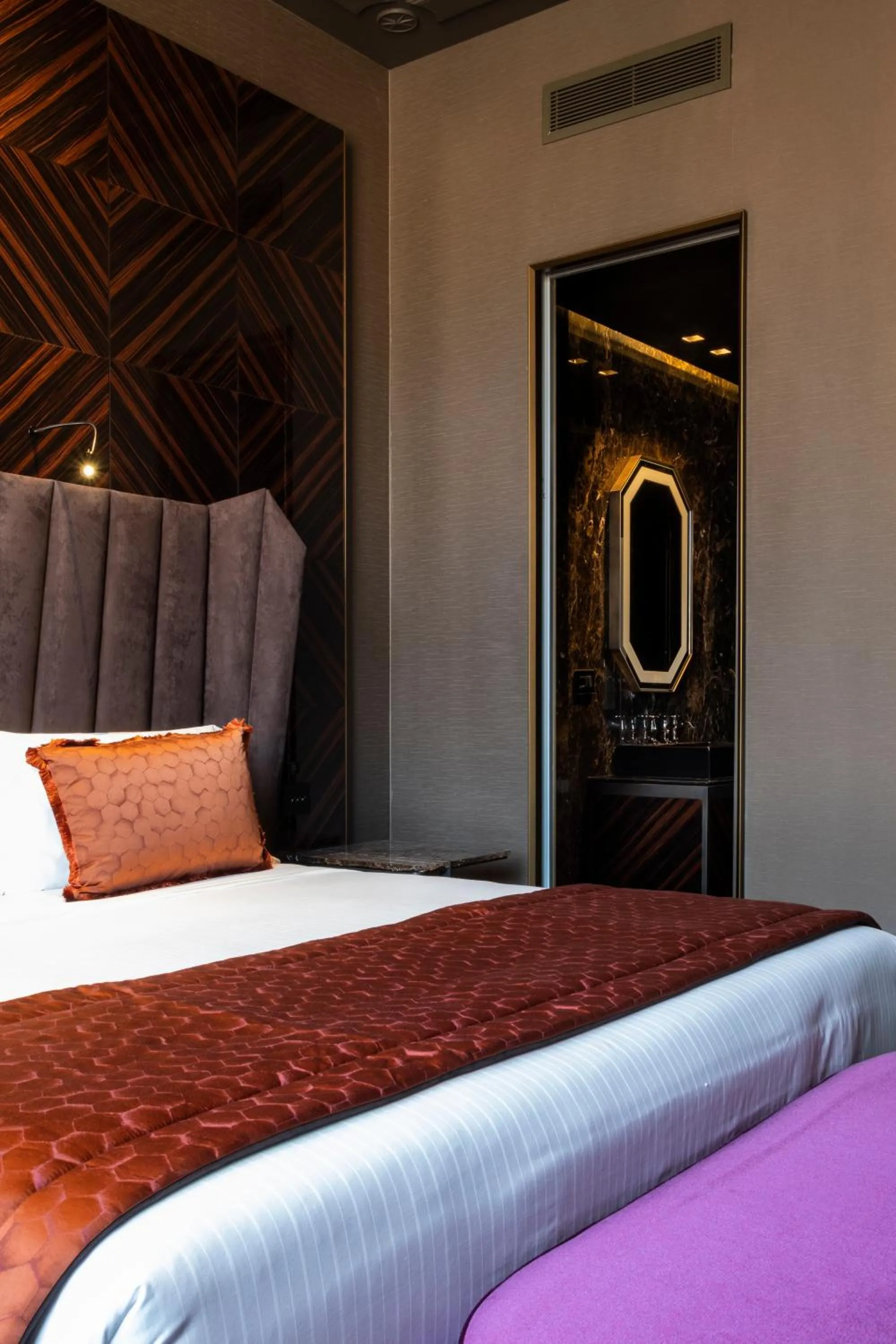 Bed in U-Visionary Roma Hotel