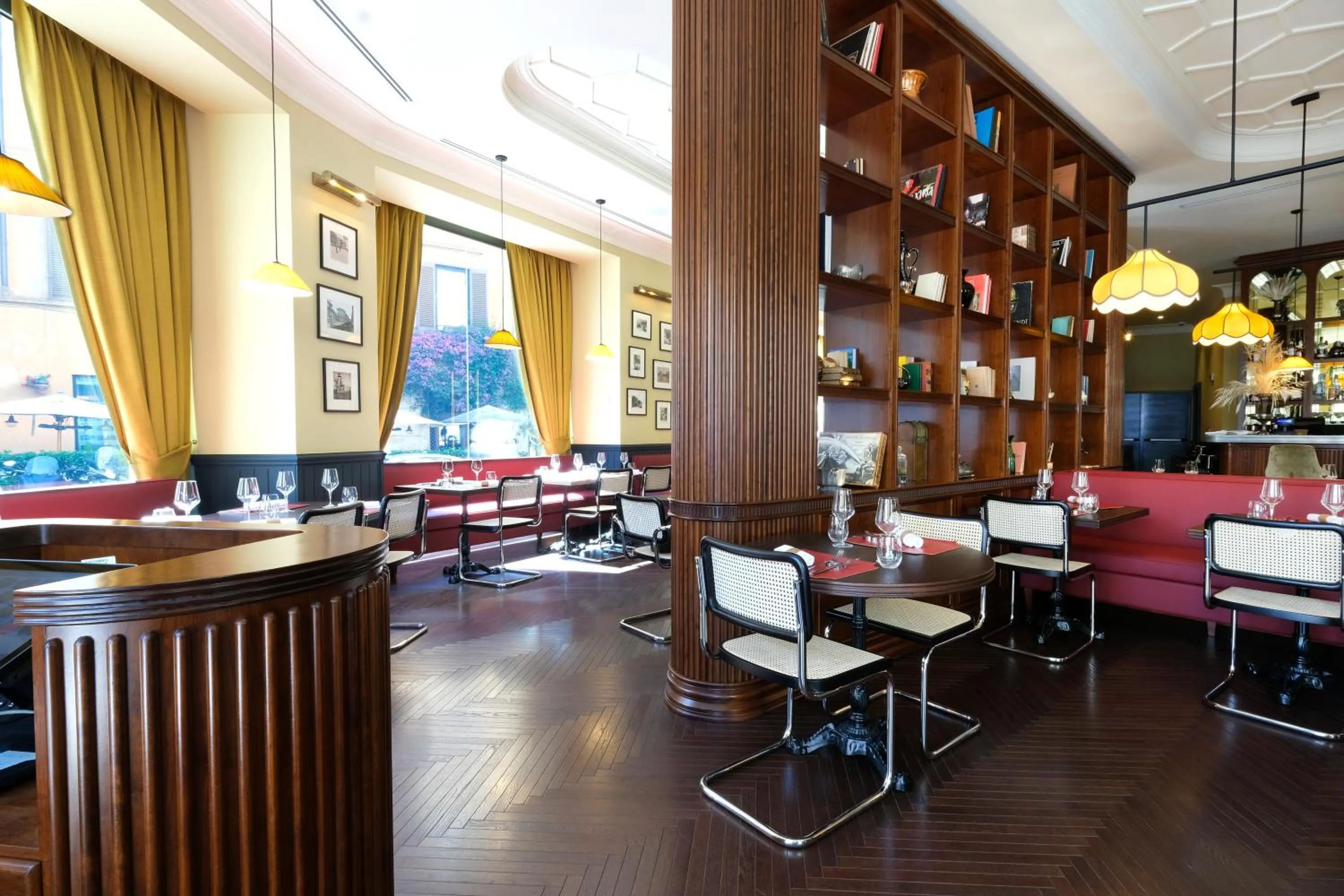 Restaurant/places to eat in U-Visionary Roma Hotel