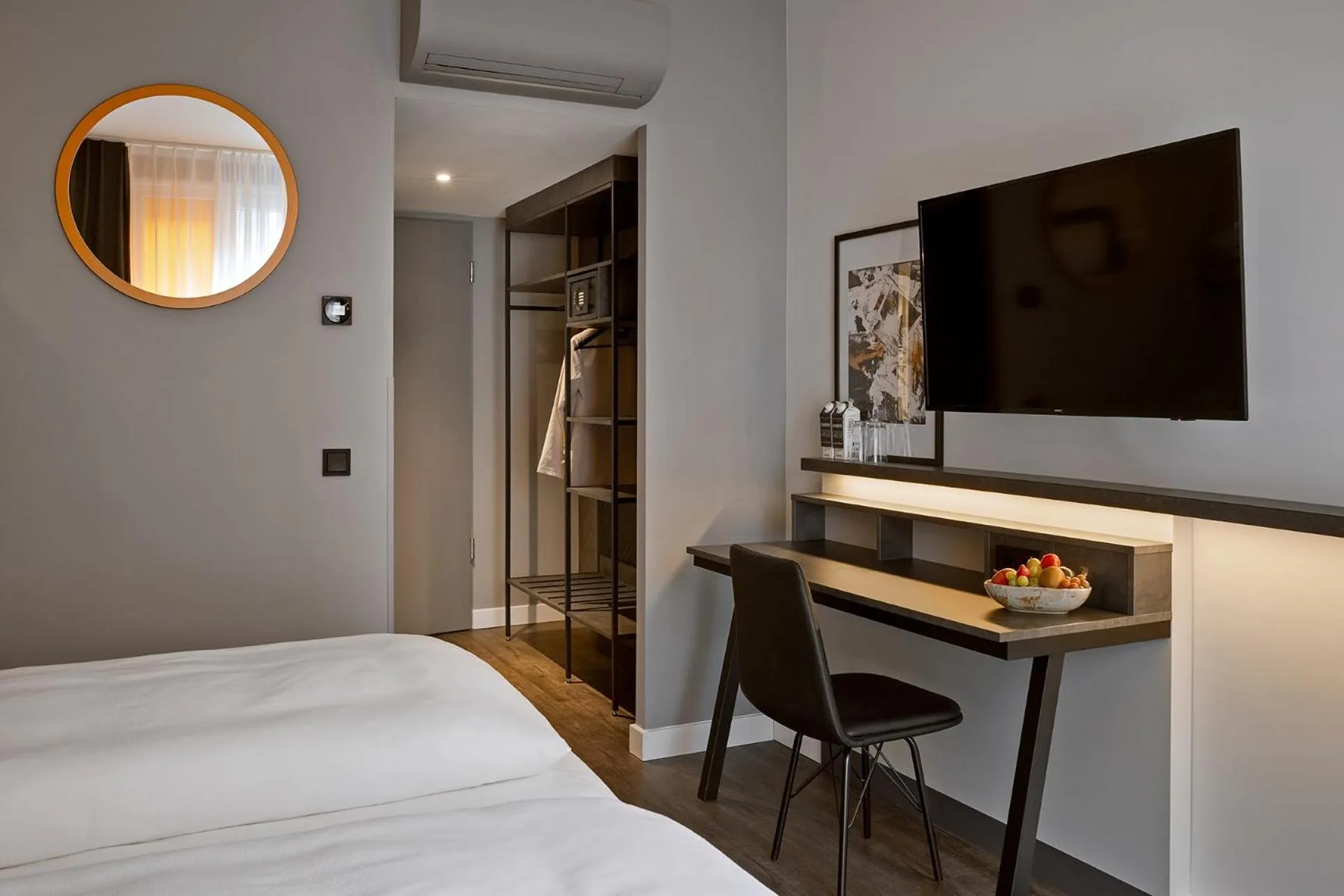 TV and multimedia, Bed in THE SCOTTY Hotel Hamburg