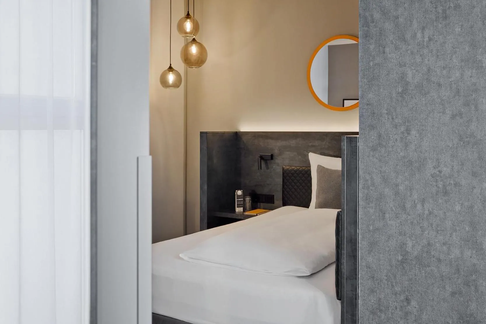 Bed in THE SCOTTY Hotel Hamburg