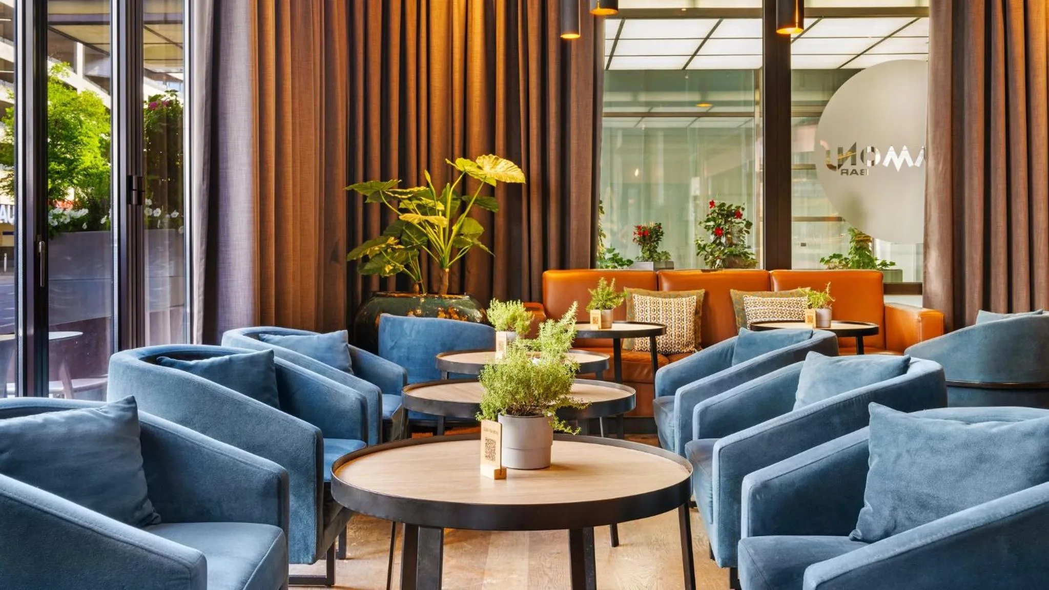 Lounge or bar in Crowne Plaza Berlin City Centre Ku'damm by IHG