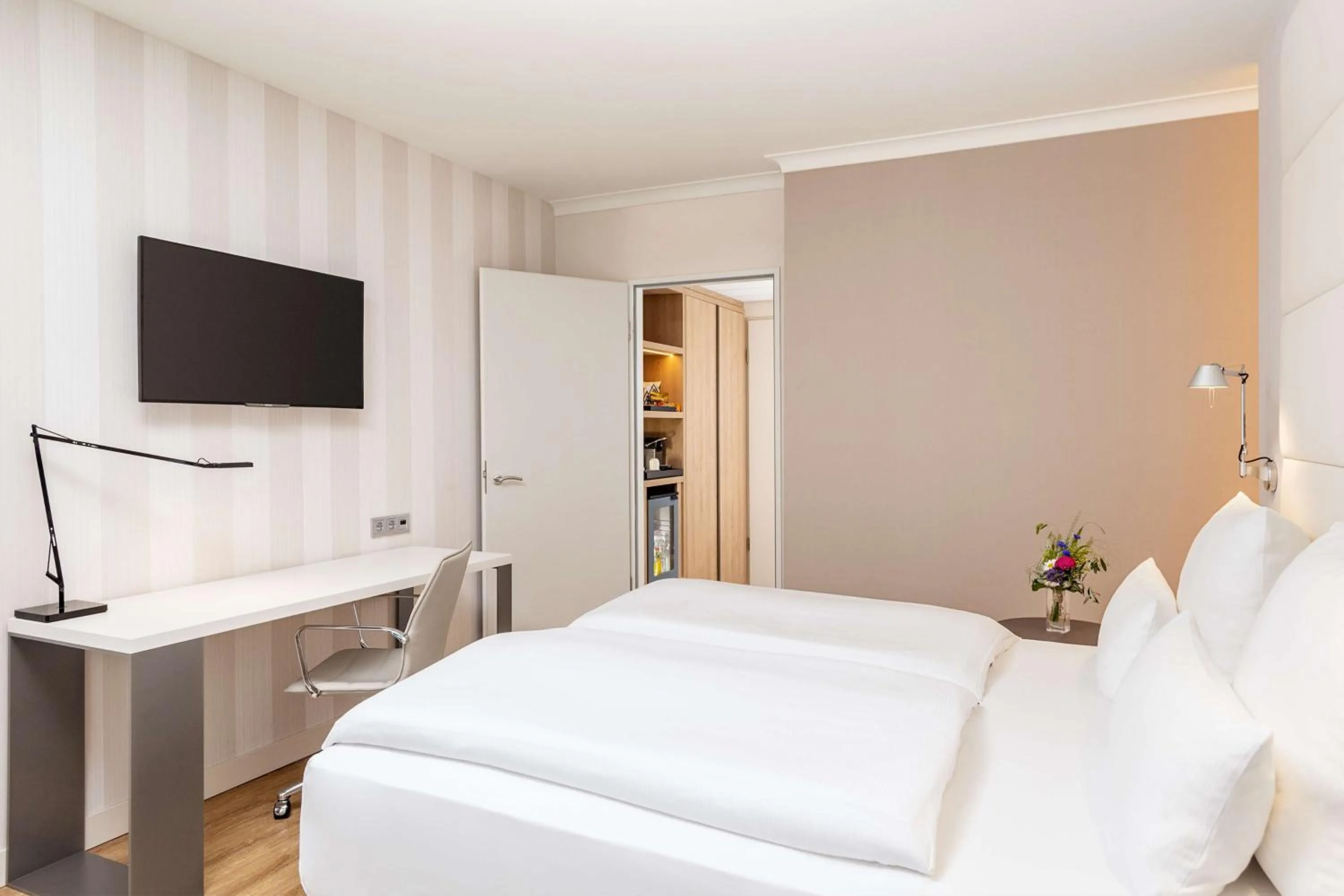 Bedroom, Bed in NH Berlin Alexanderplatz