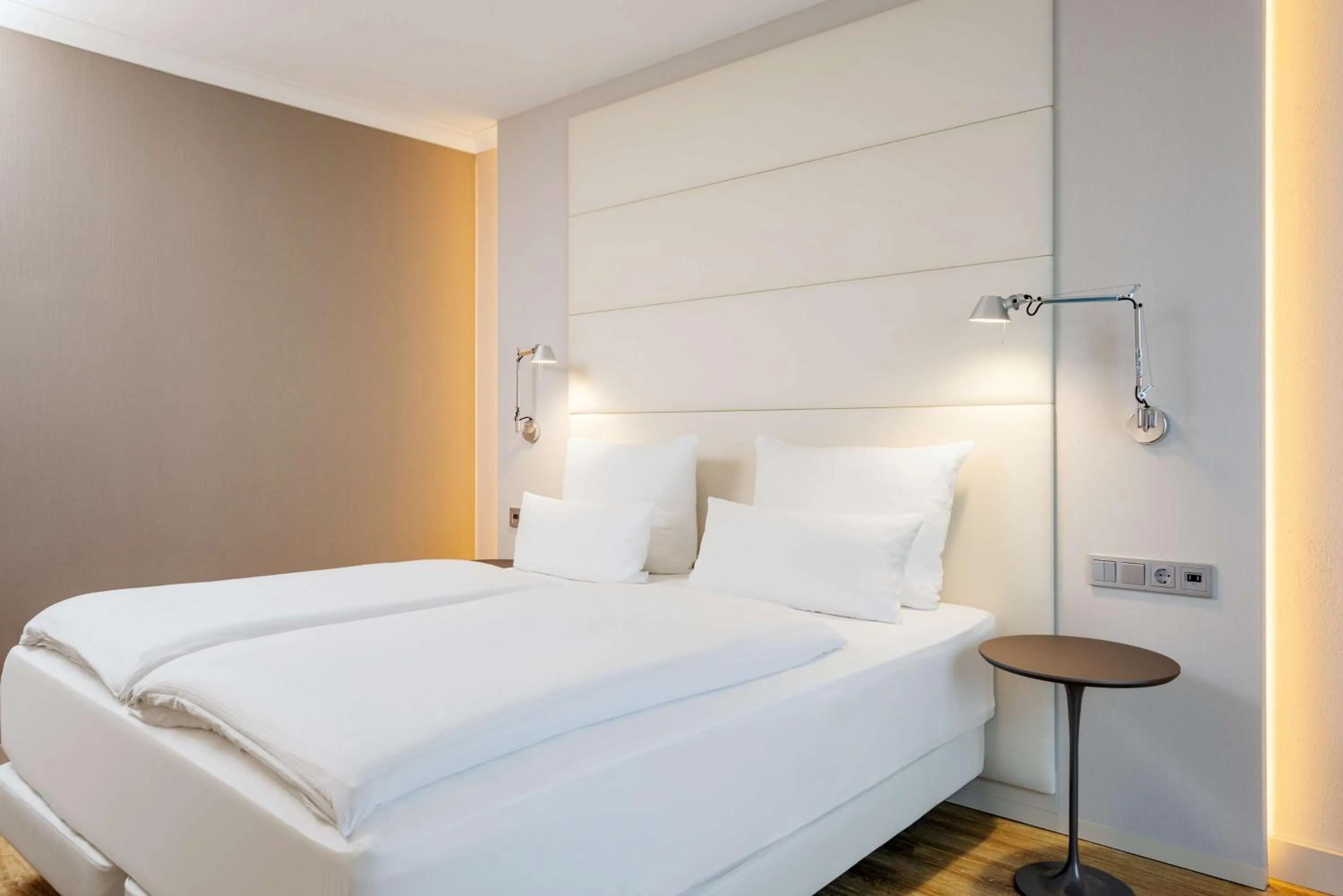 Photo of the whole room, Bed in NH Berlin Alexanderplatz