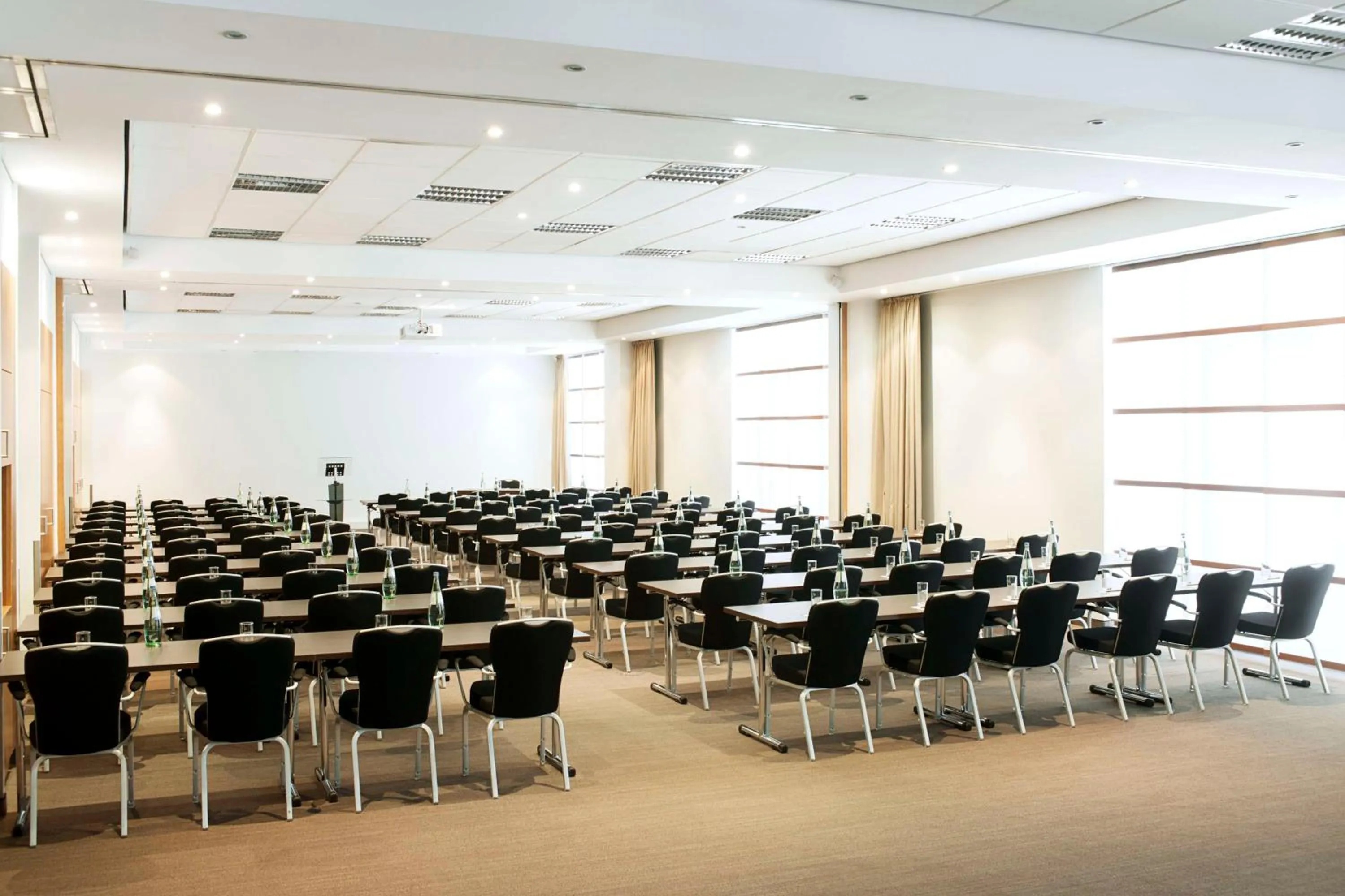 Business facilities in NH Collection Berlin Mitte am Checkpoint Charlie