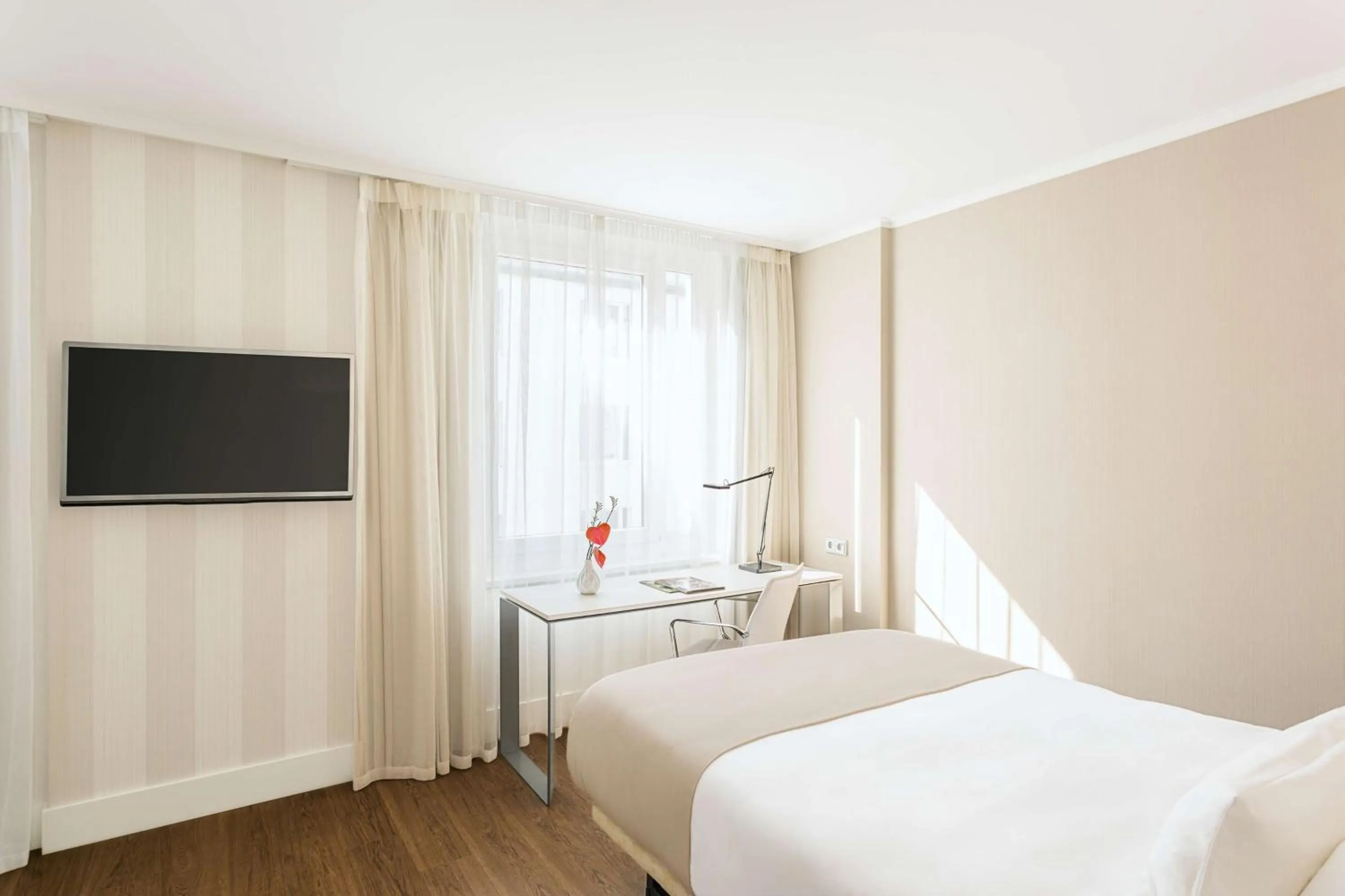 Photo of the whole room, Bed in NH Collection Berlin Mitte am Checkpoint Charlie