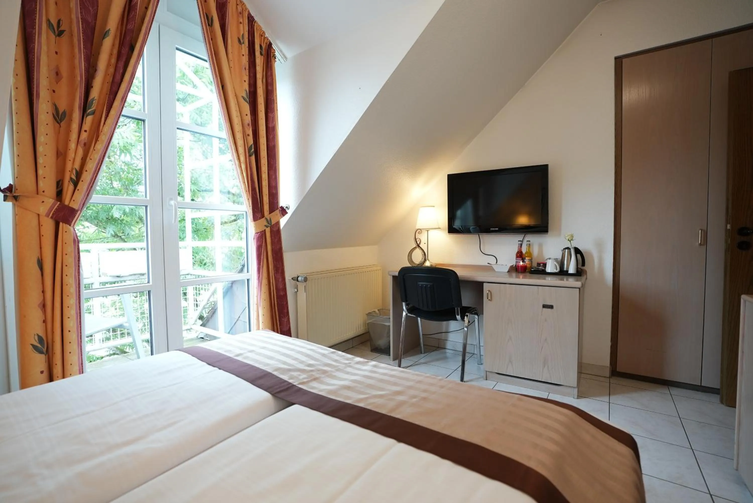 TV and multimedia, Bed in UNO Hotel Posthof Saarlouis