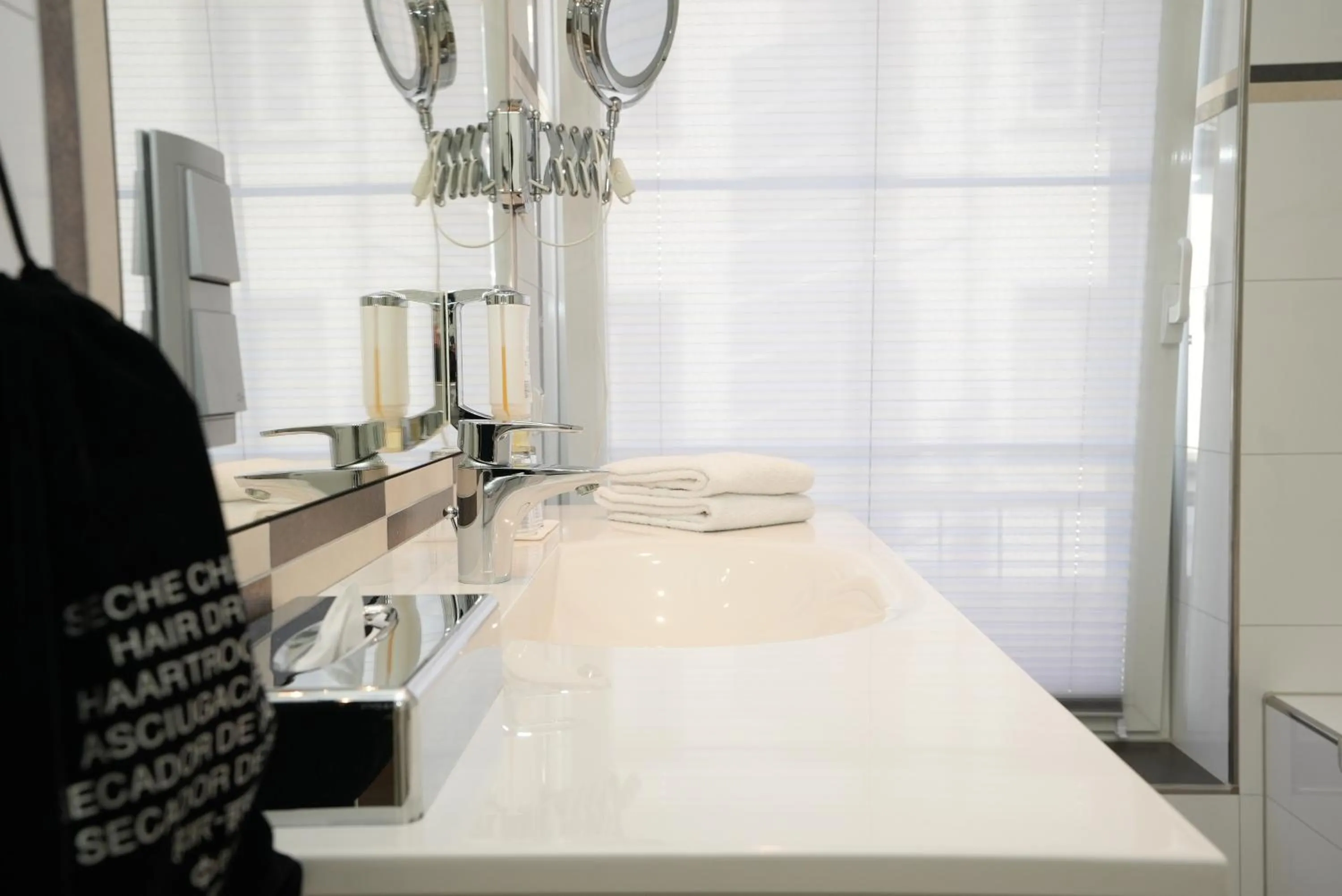 Bathroom, Bed in UNO Hotel Posthof Saarlouis