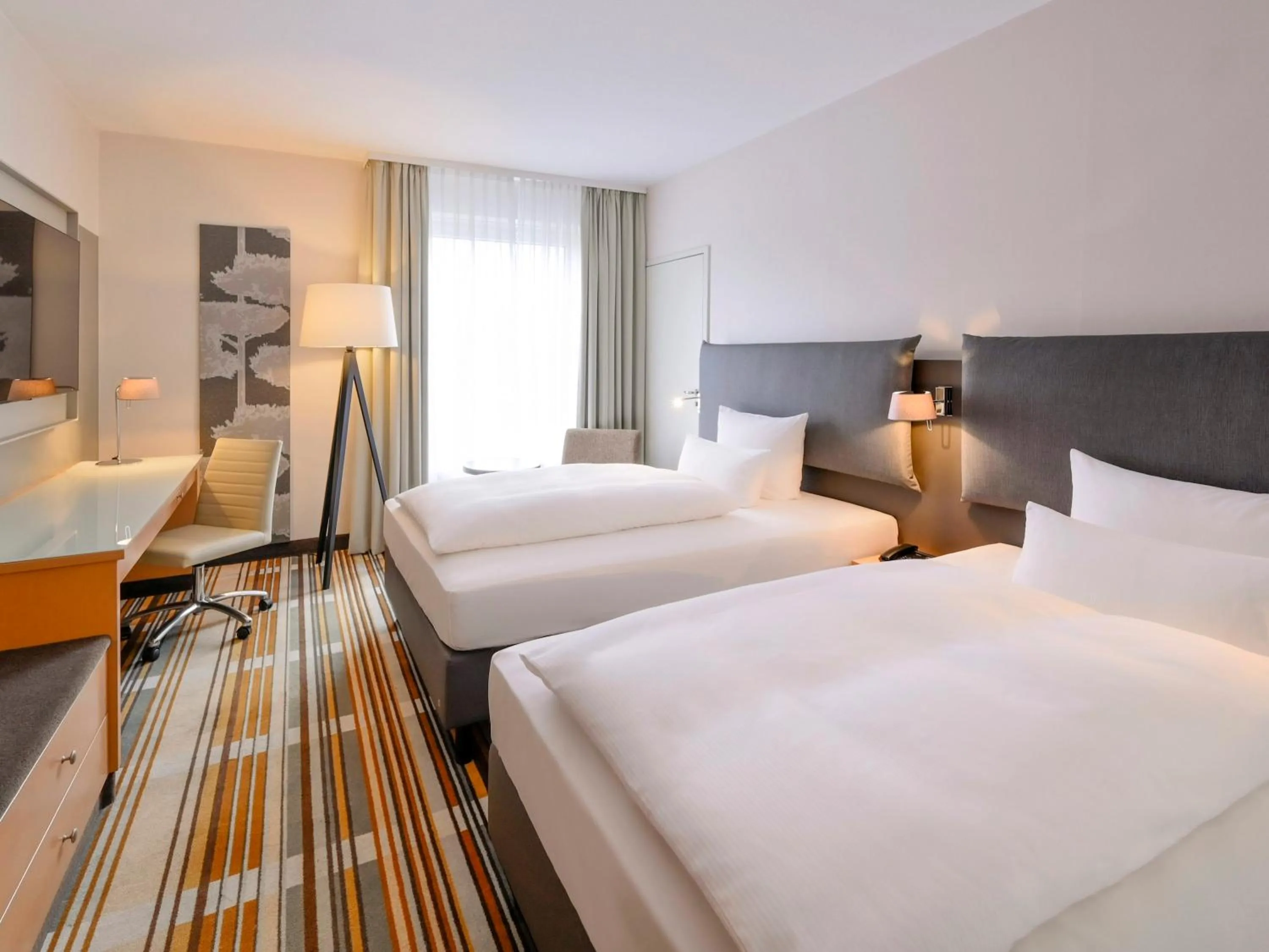 Photo of the whole room, Bed in Mercure Hannover Oldenburger Allee