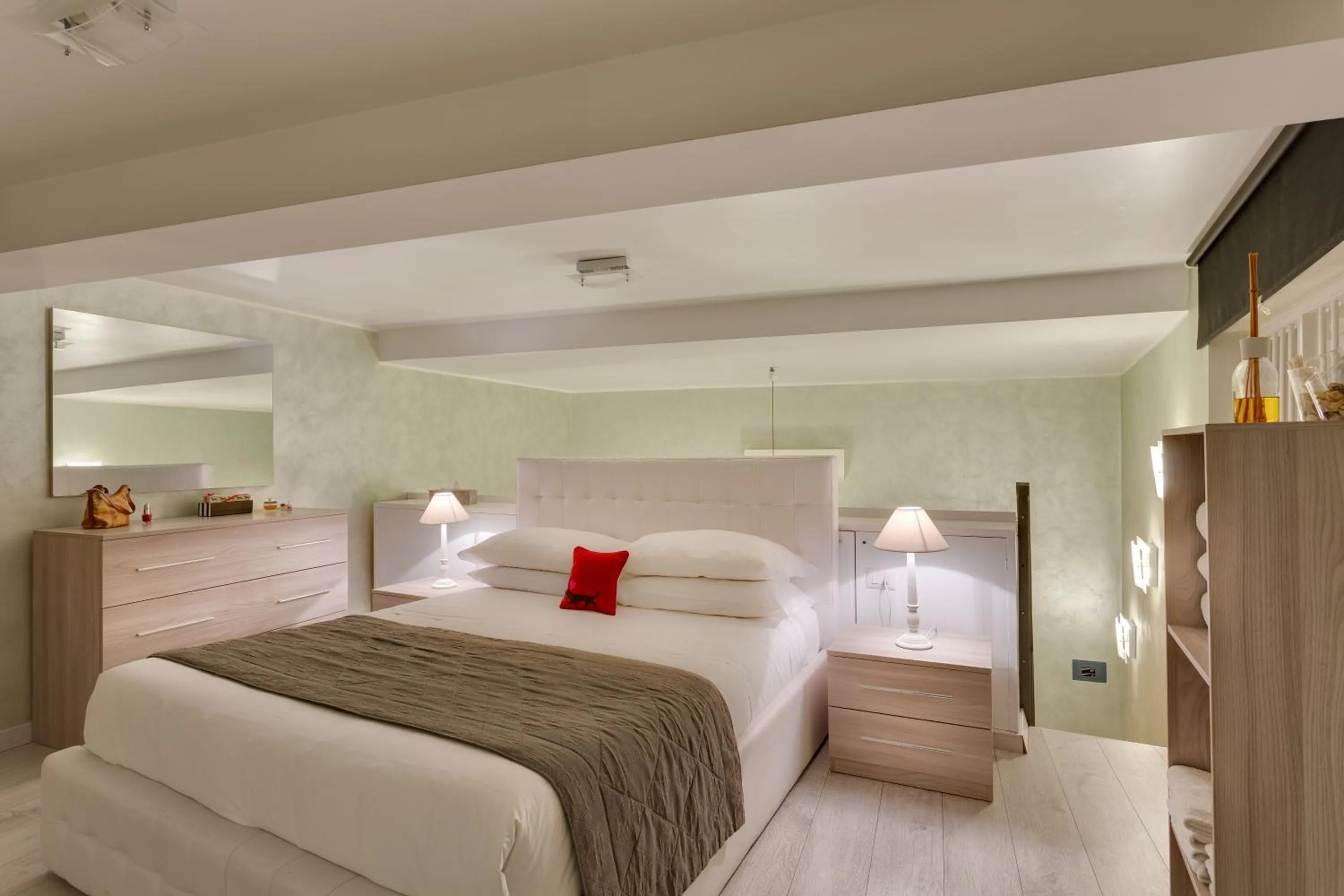 Photo of the whole room, Bed in Tritone Top House