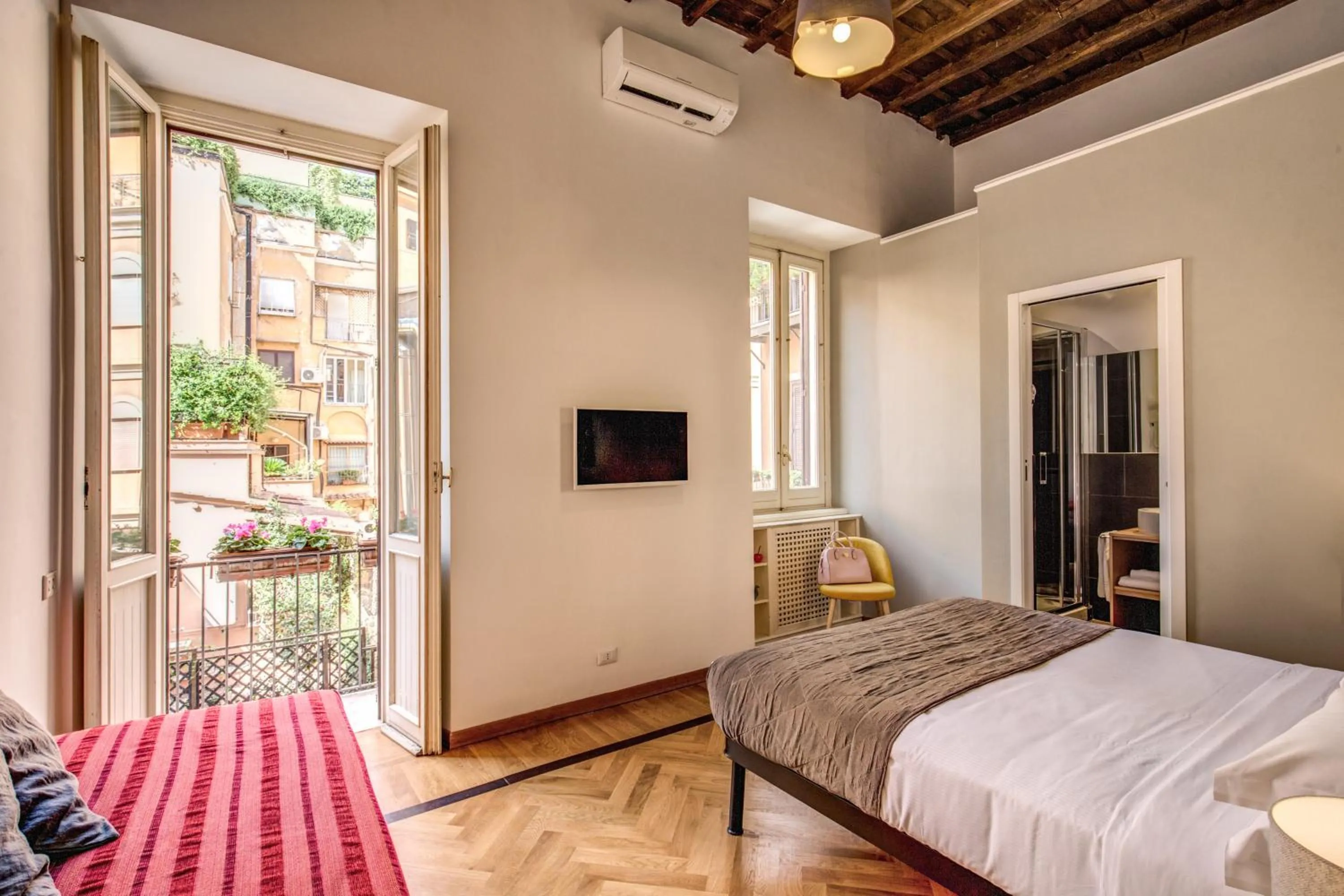Bathroom, Bed in Tritone Top House