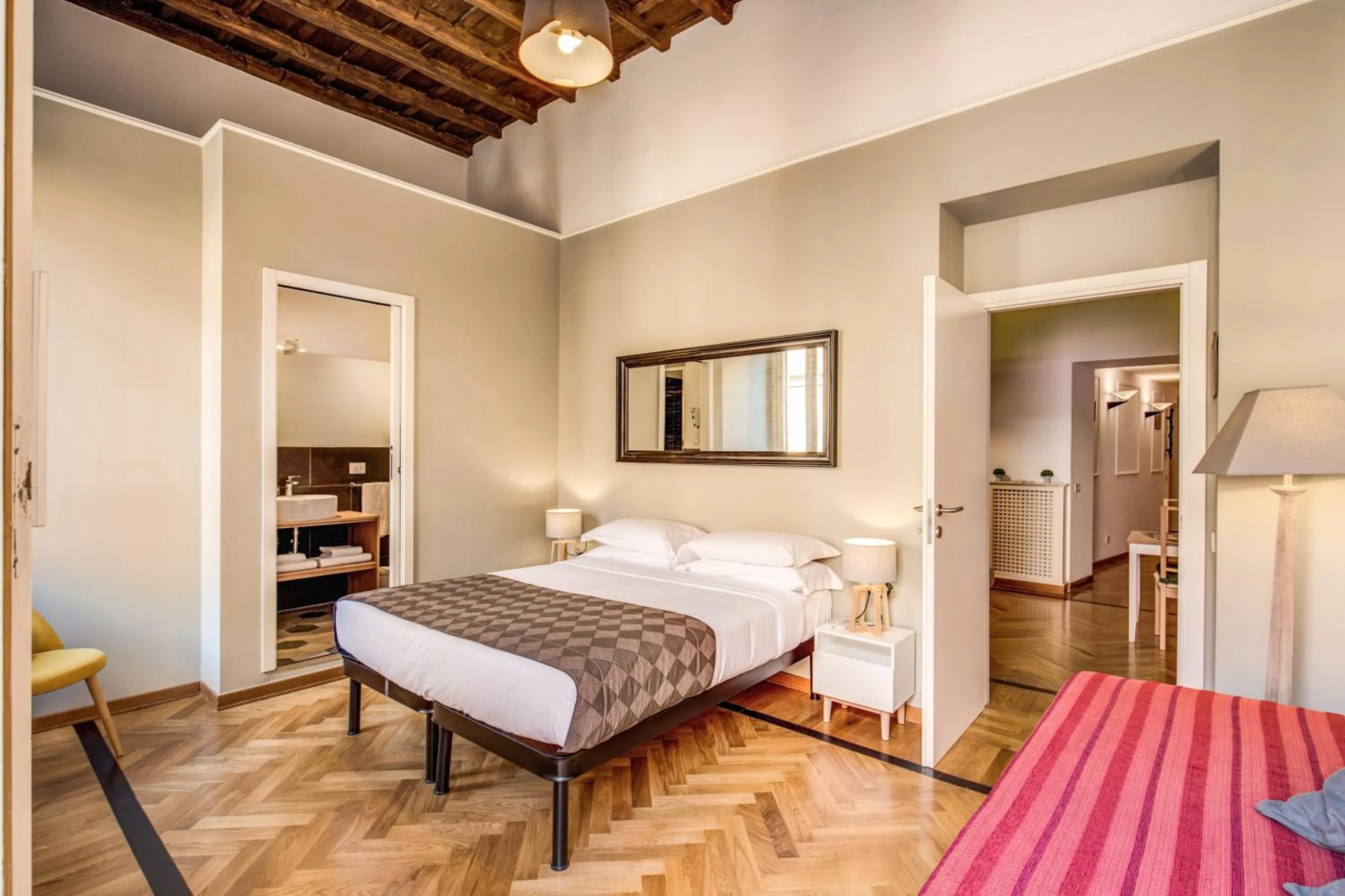 Bathroom, Bed in Tritone Top House