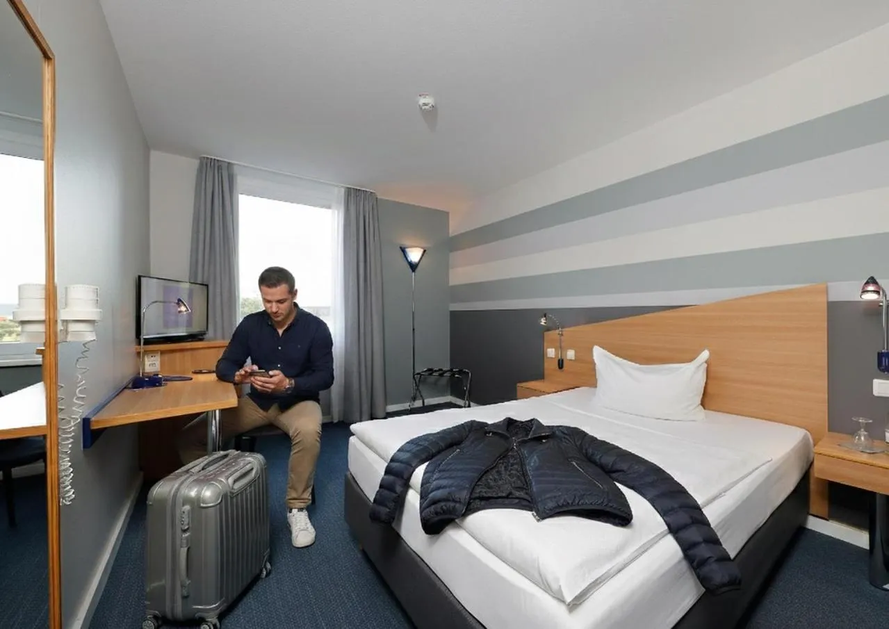 Bed in Median Hotel Hannover Messe