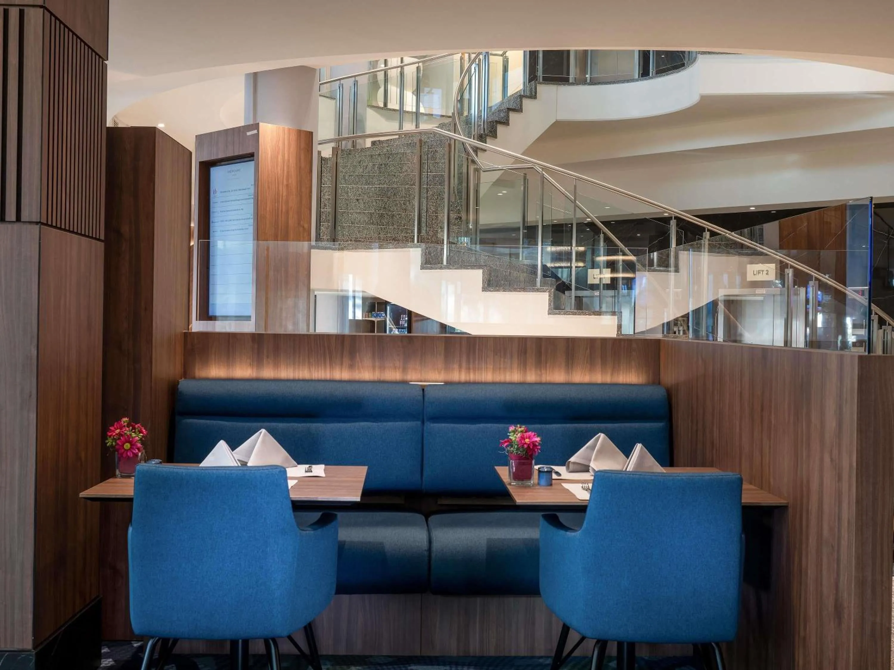 Lounge or bar in Mercure Hotel Berlin Tempelhof