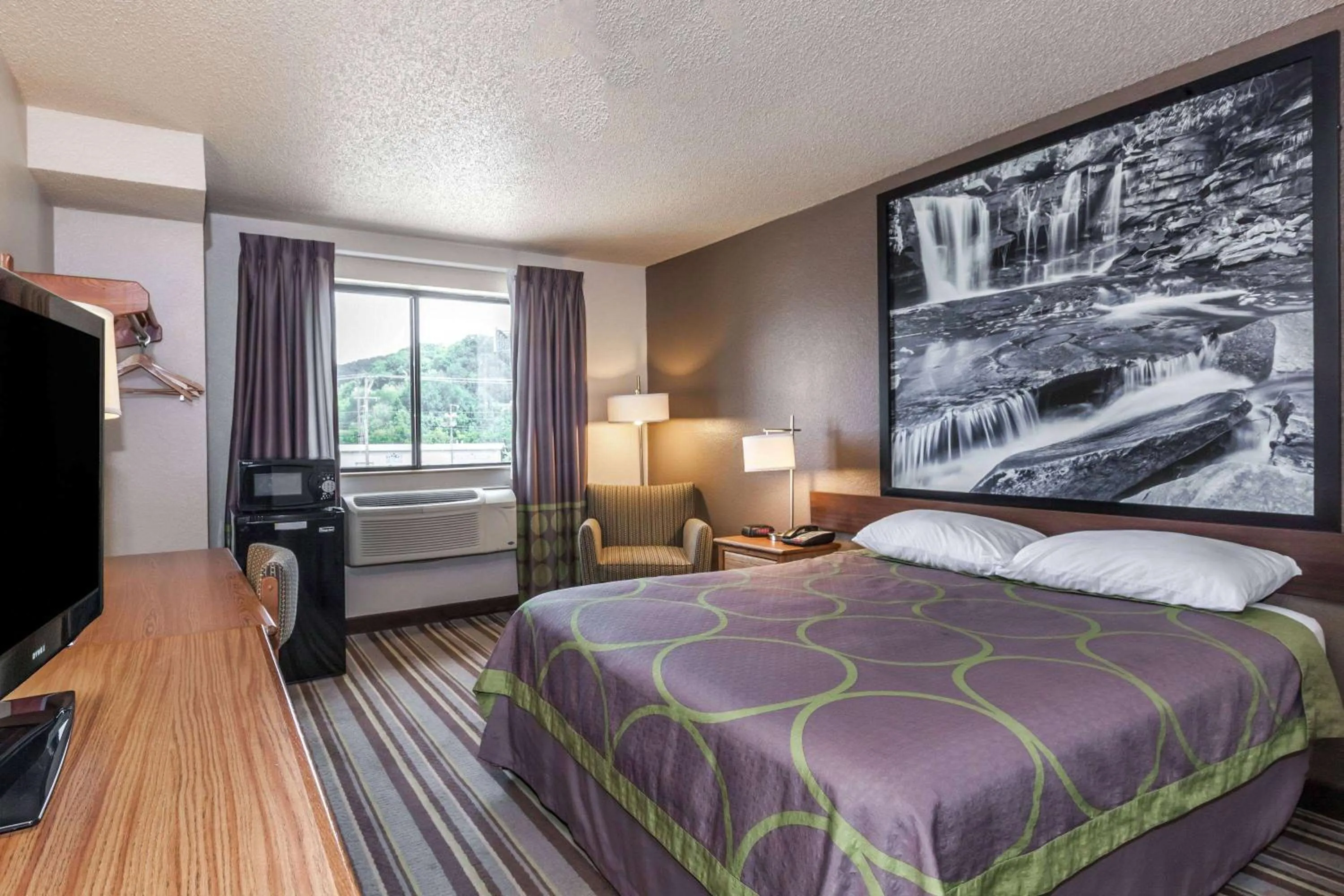 Photo of the whole room, Bed in Super 8 by Wyndham Dunbar/Charleston Area