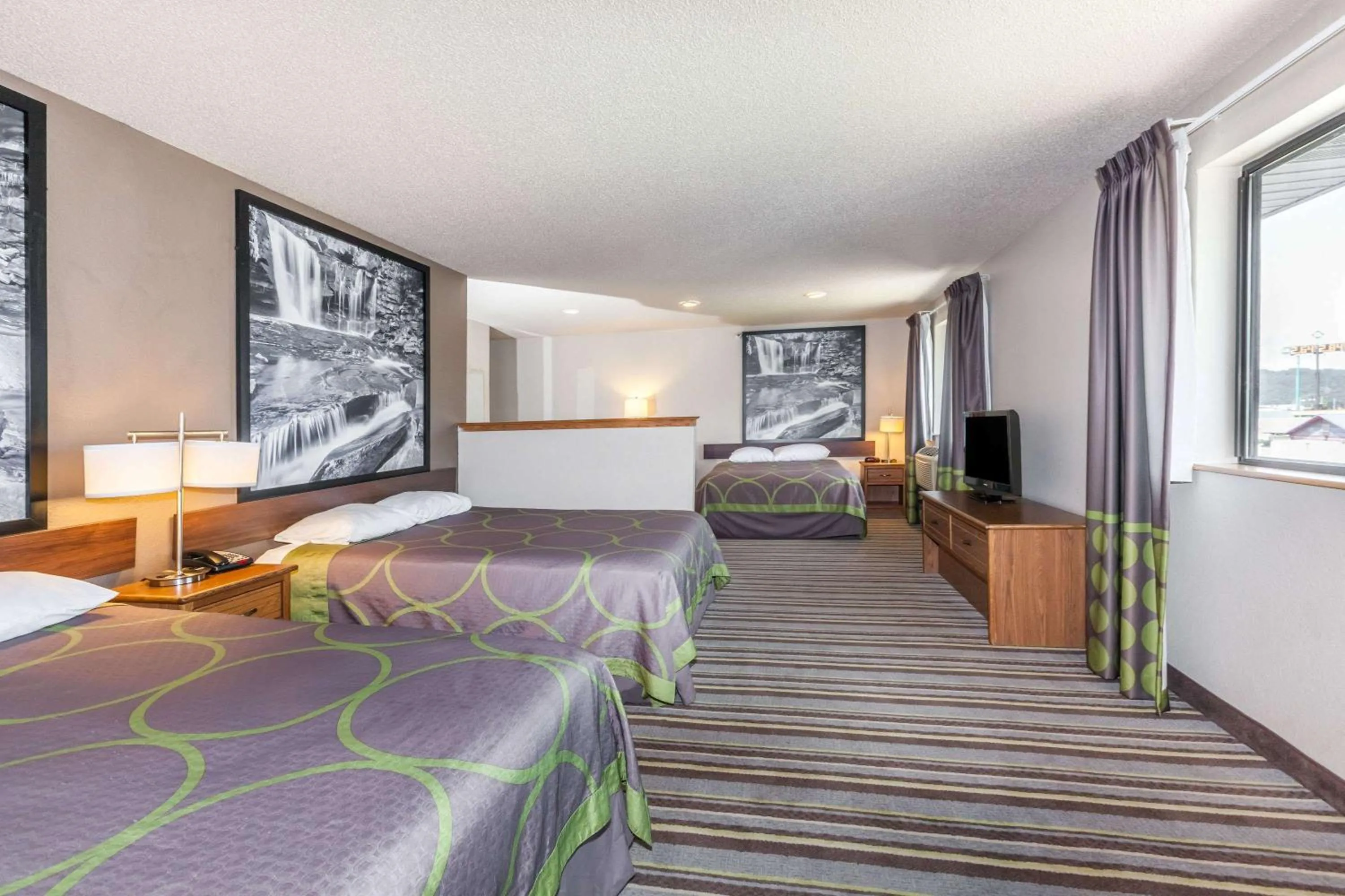 Photo of the whole room, Bed in Super 8 by Wyndham Dunbar/Charleston Area