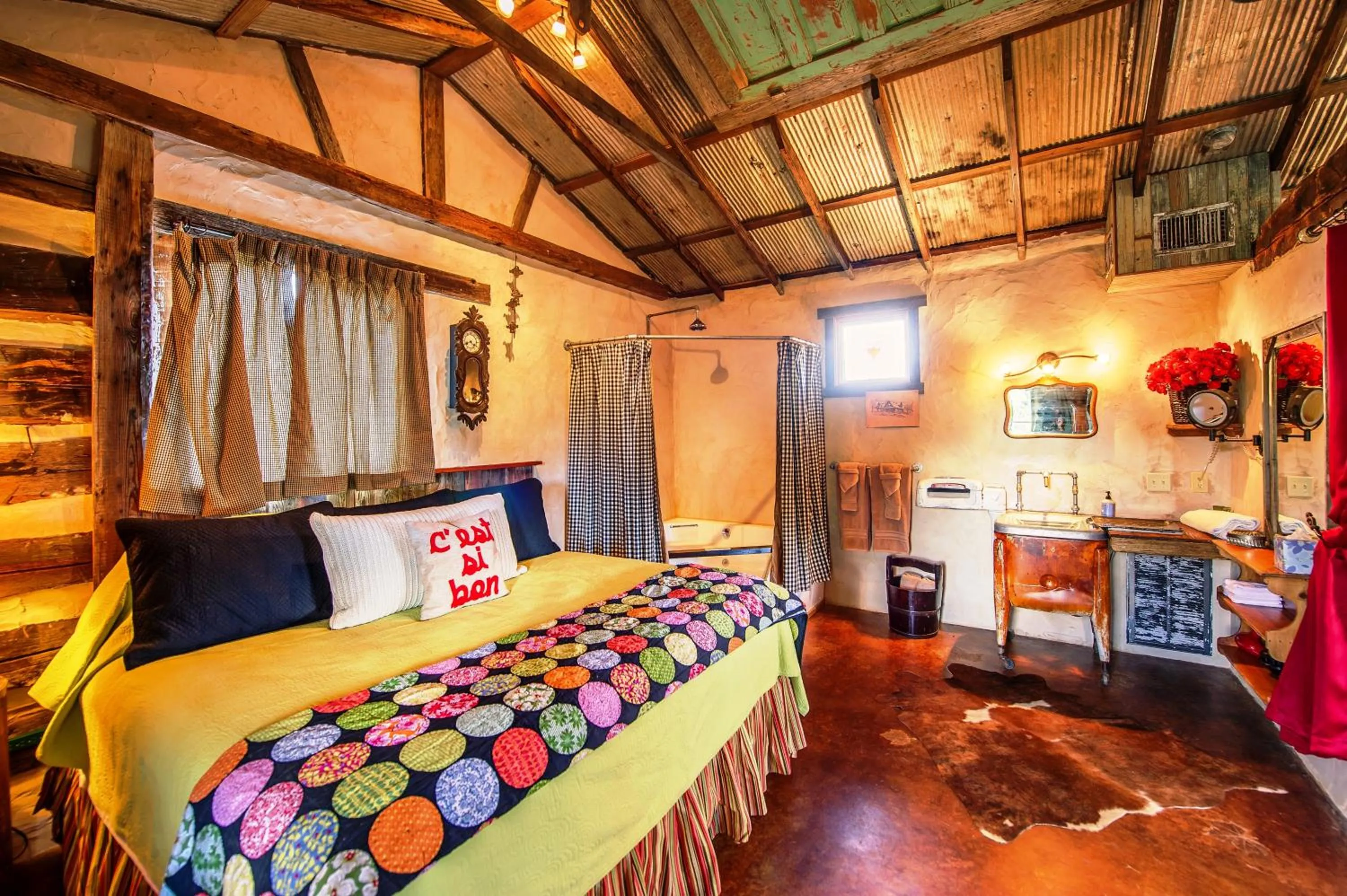 Bathroom, Bed in Barons CreekSide Resort