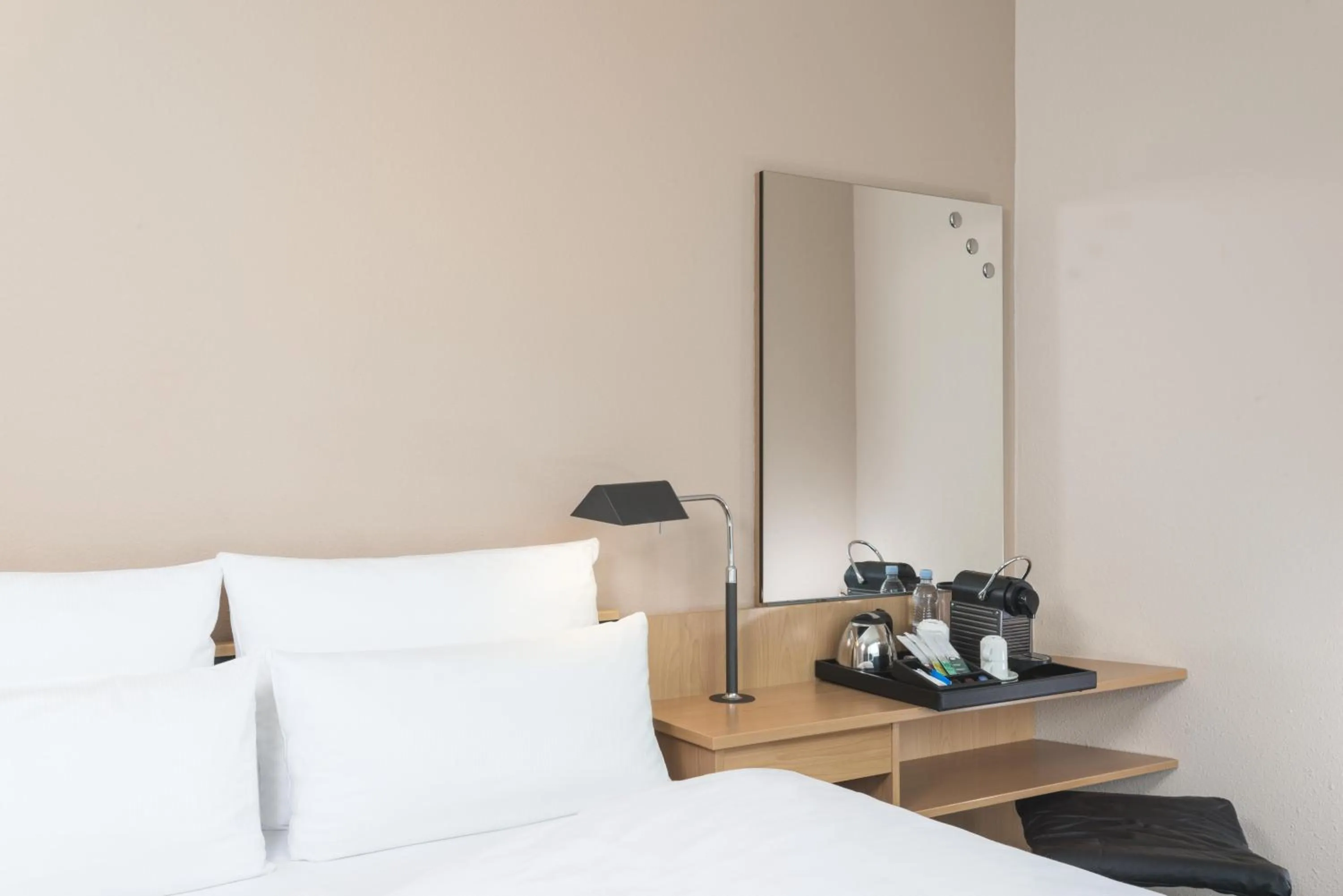 Bedroom, Bed in NH Düsseldorf City