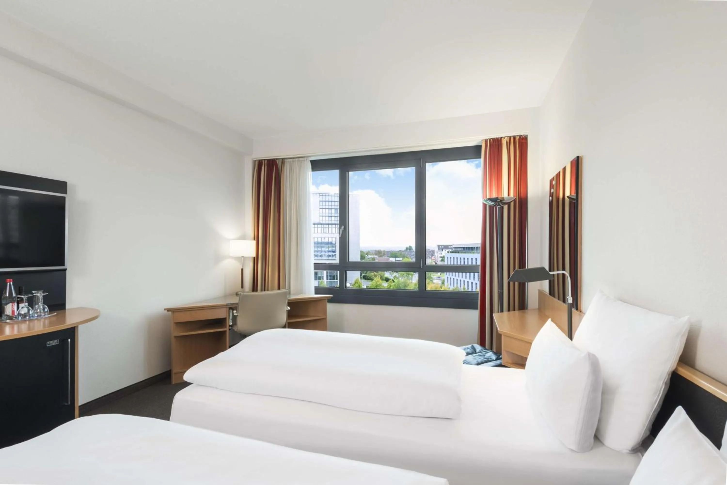 View (from property/room), Bed in NH Düsseldorf City