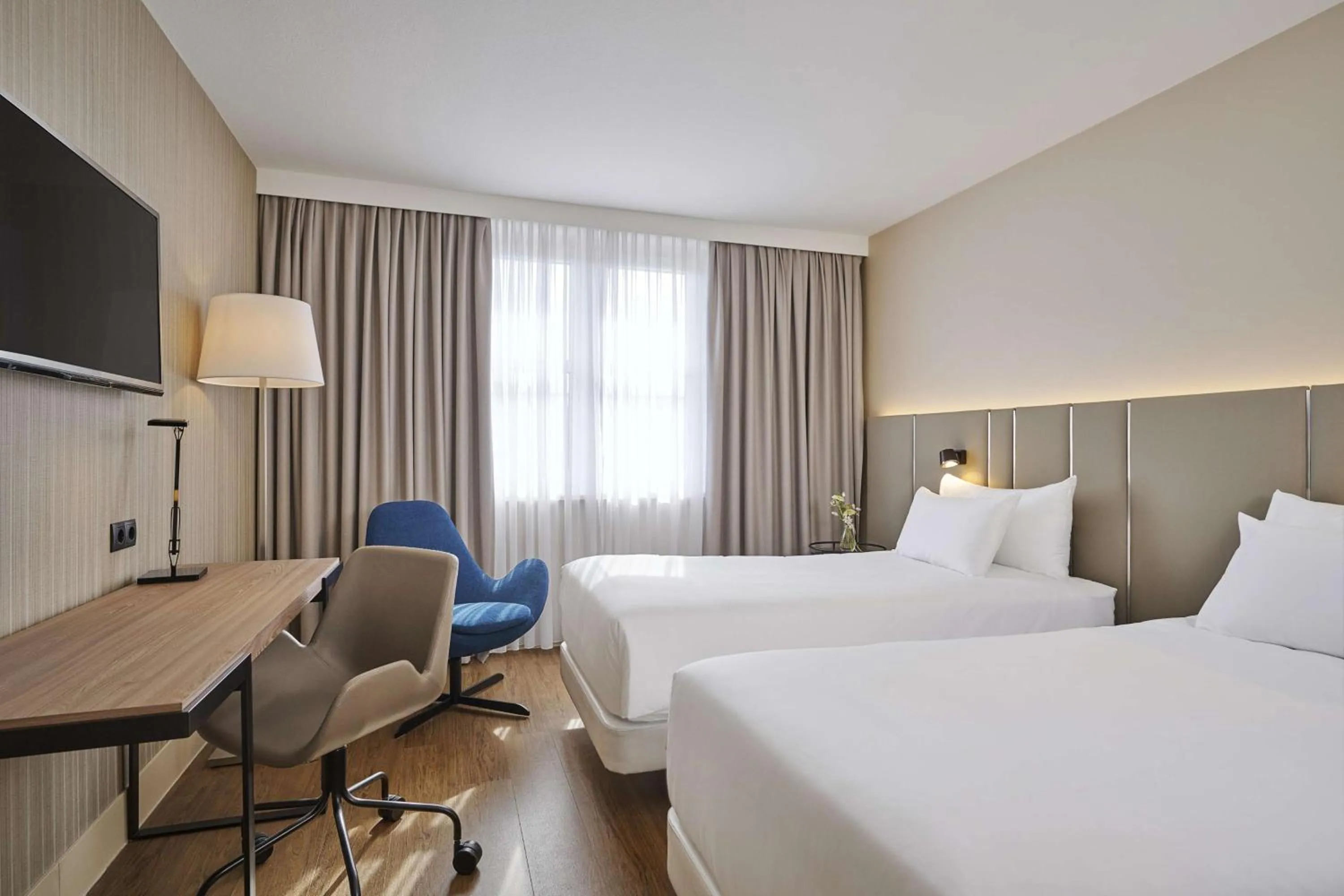 Bedroom, Bed in NH Frankfurt Airport