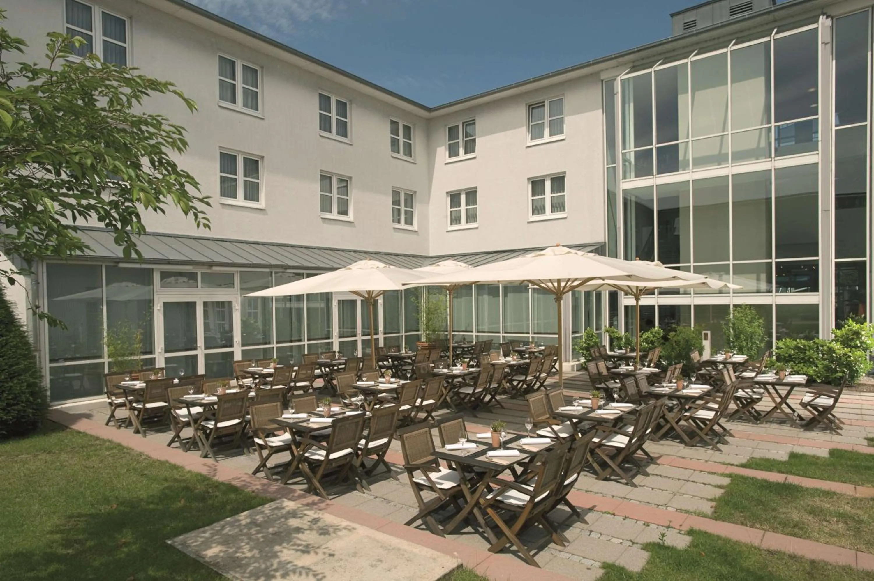 Lounge or bar in NH Frankfurt Airport