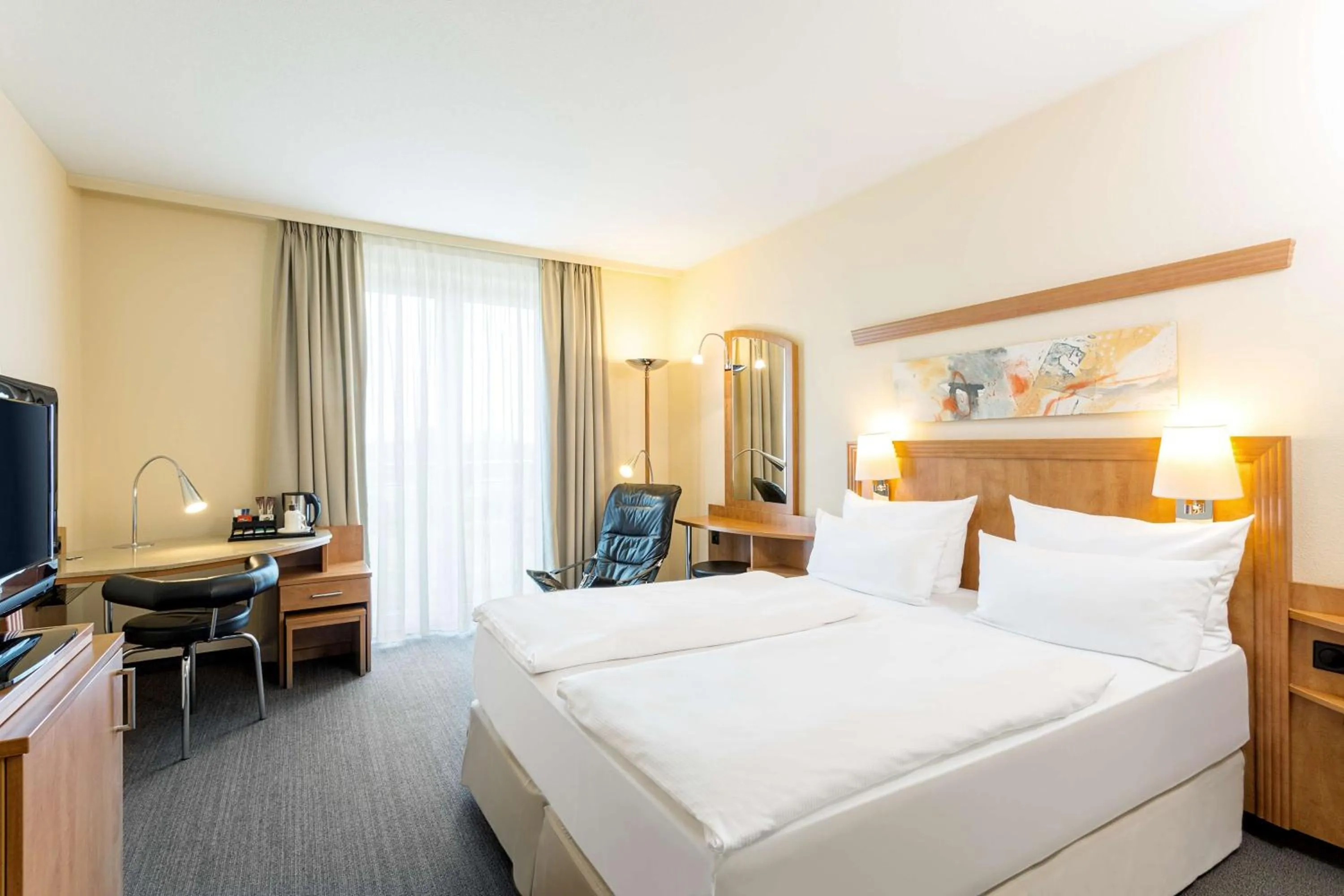 Photo of the whole room, Bed in NH Hamburg Horner Rennbahn