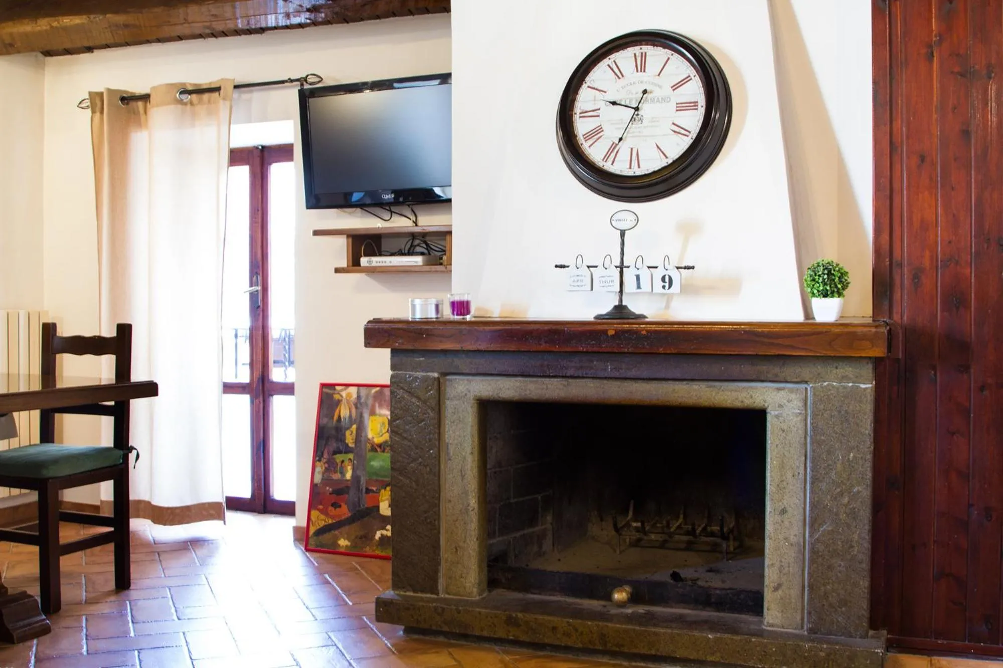 Communal lounge/ TV room in La Dimora diChecchino
