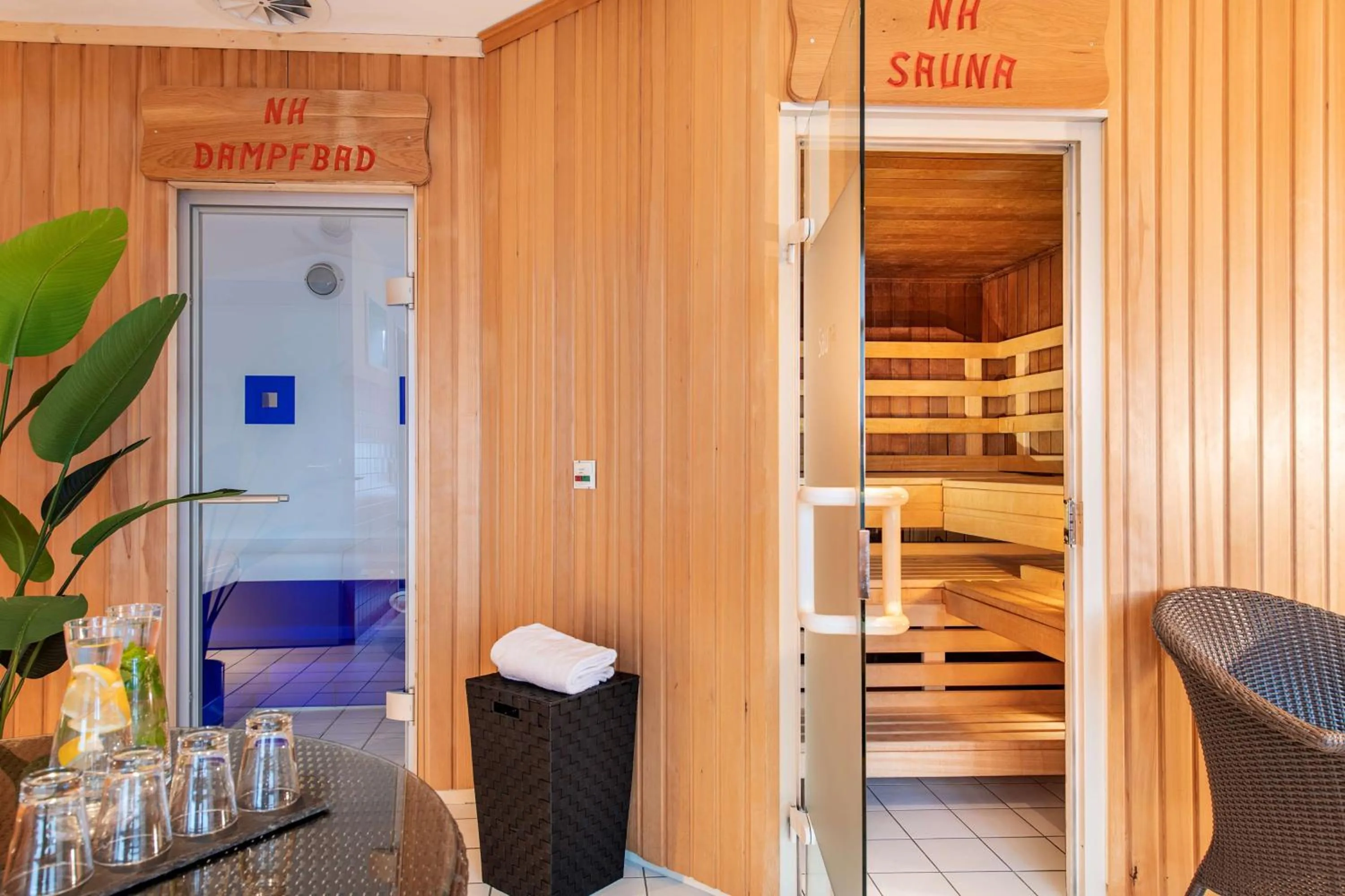 Steam room, Bed in NH Hamburg Altona