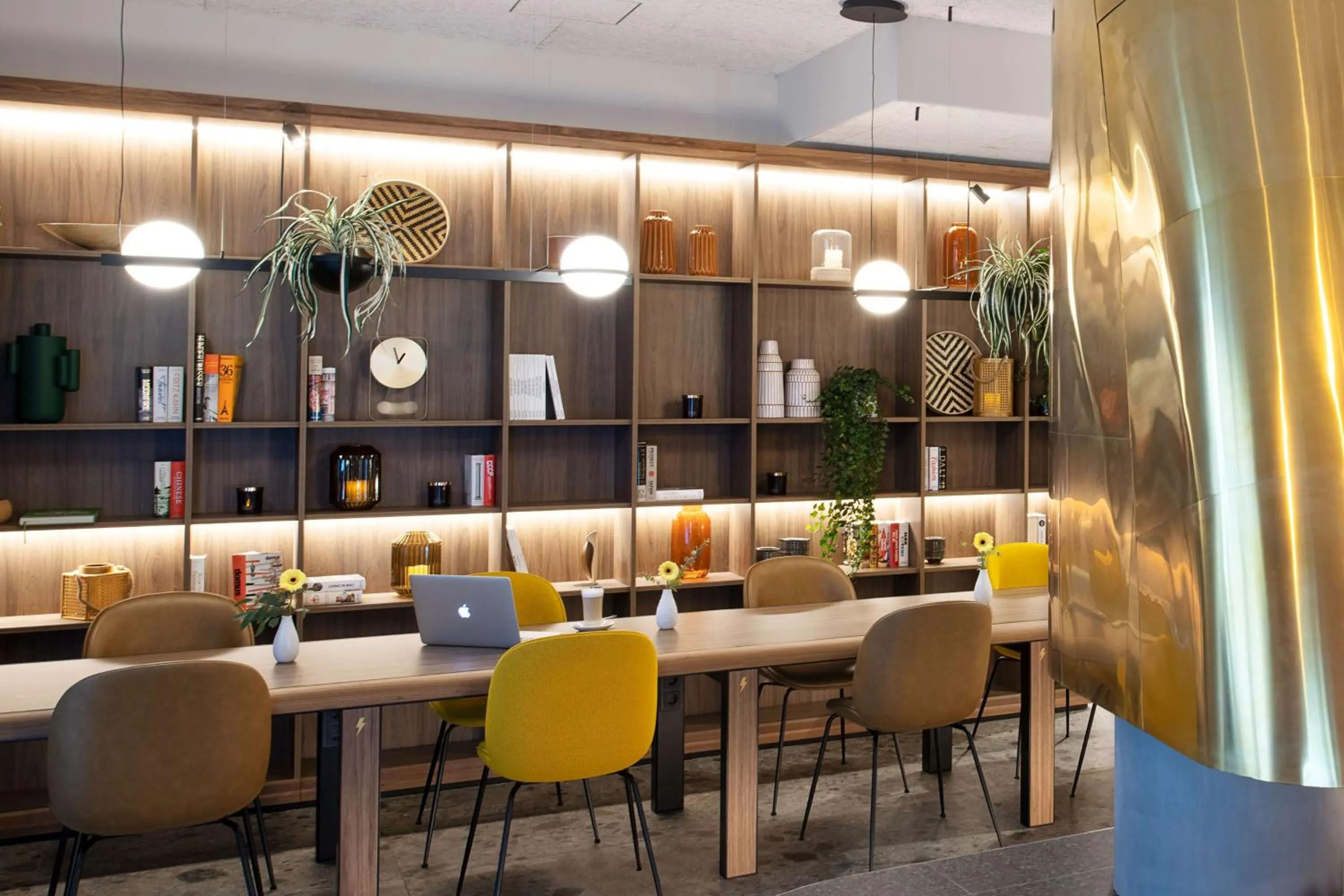 Lounge or bar in NH Hamburg Altona