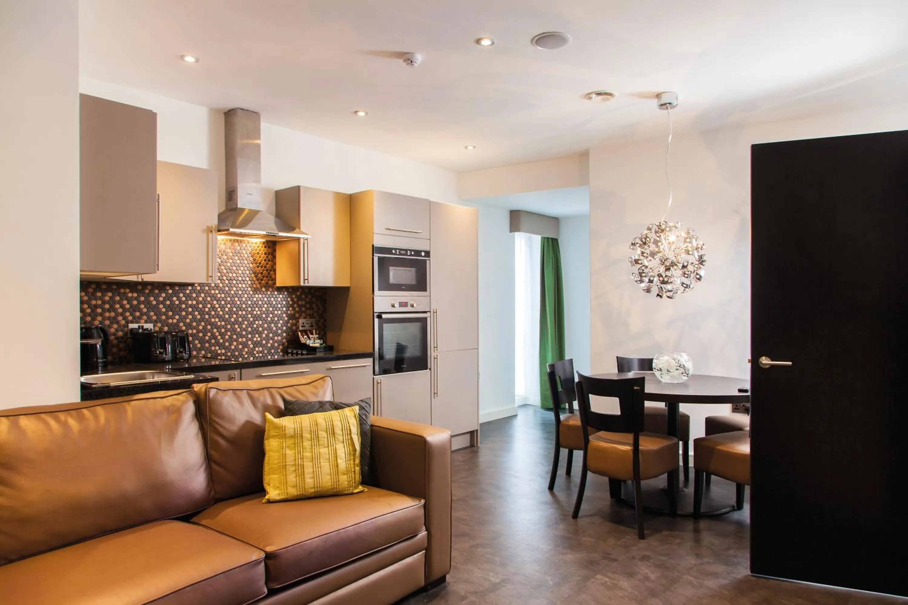 Kitchen or kitchenette in EPIC Apart Hotel - Seel Street