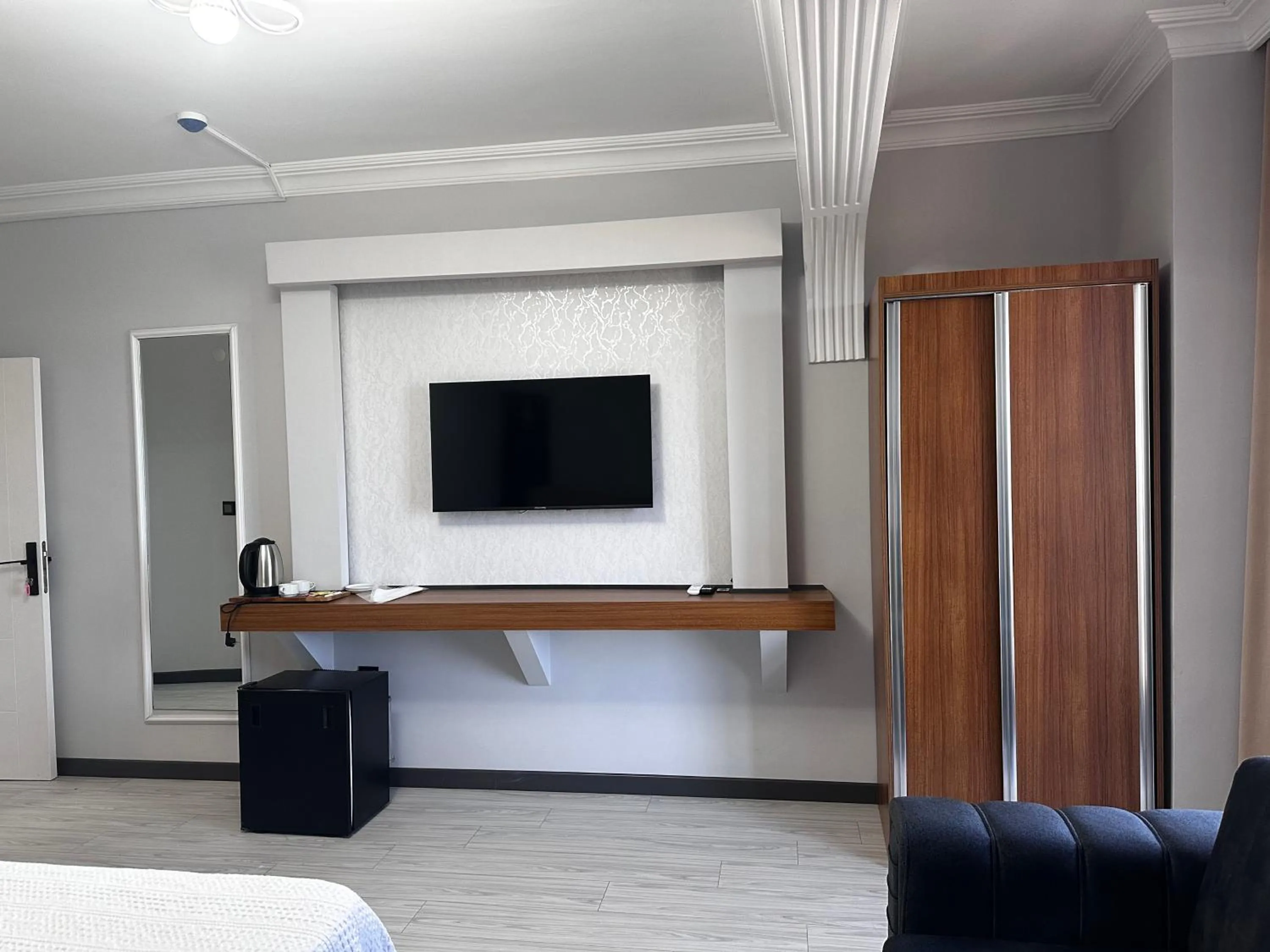 Communal lounge/ TV room, Bed in KILIÇ MOTEL