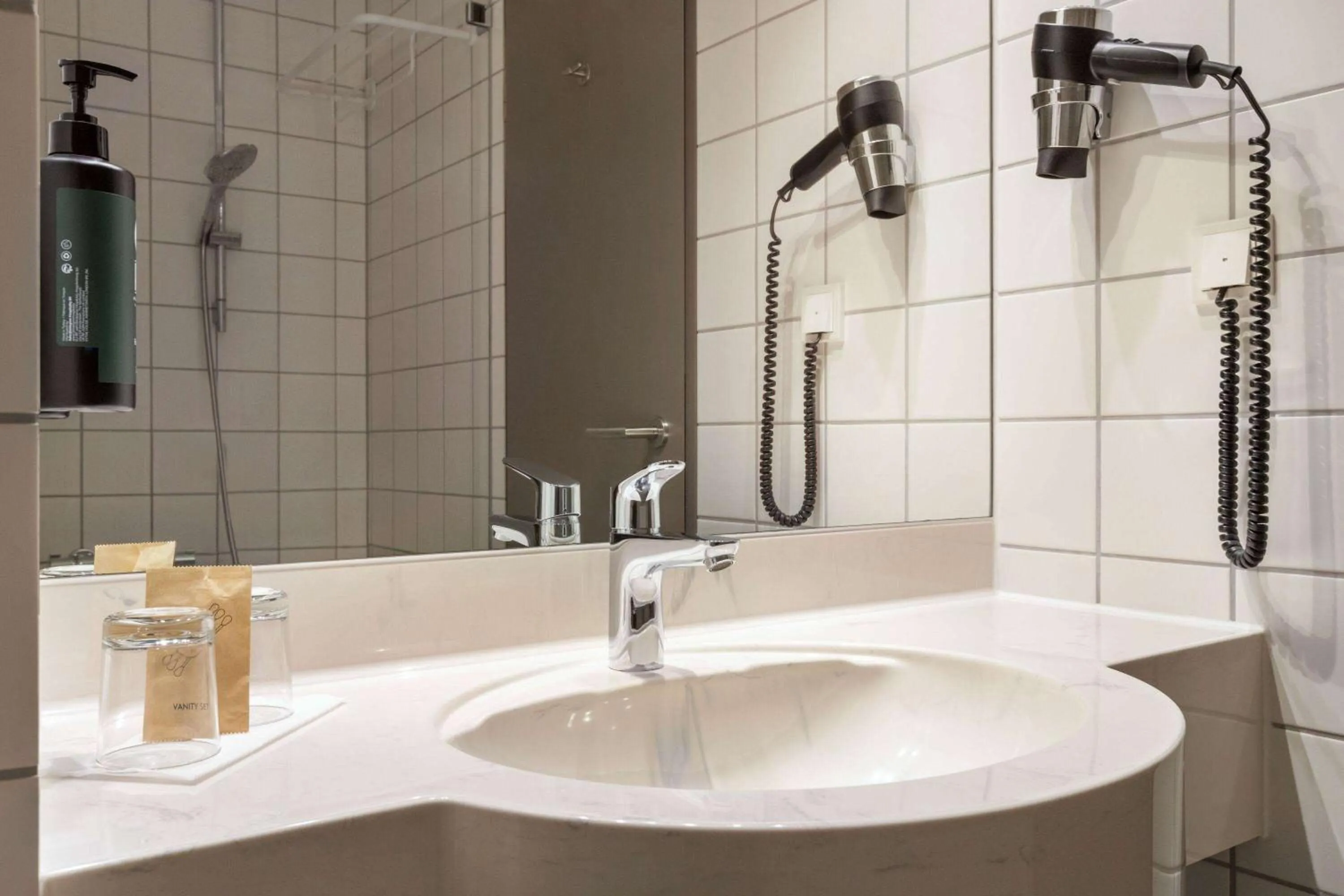 TV and multimedia in Vienna House Easy by Wyndham Amberg