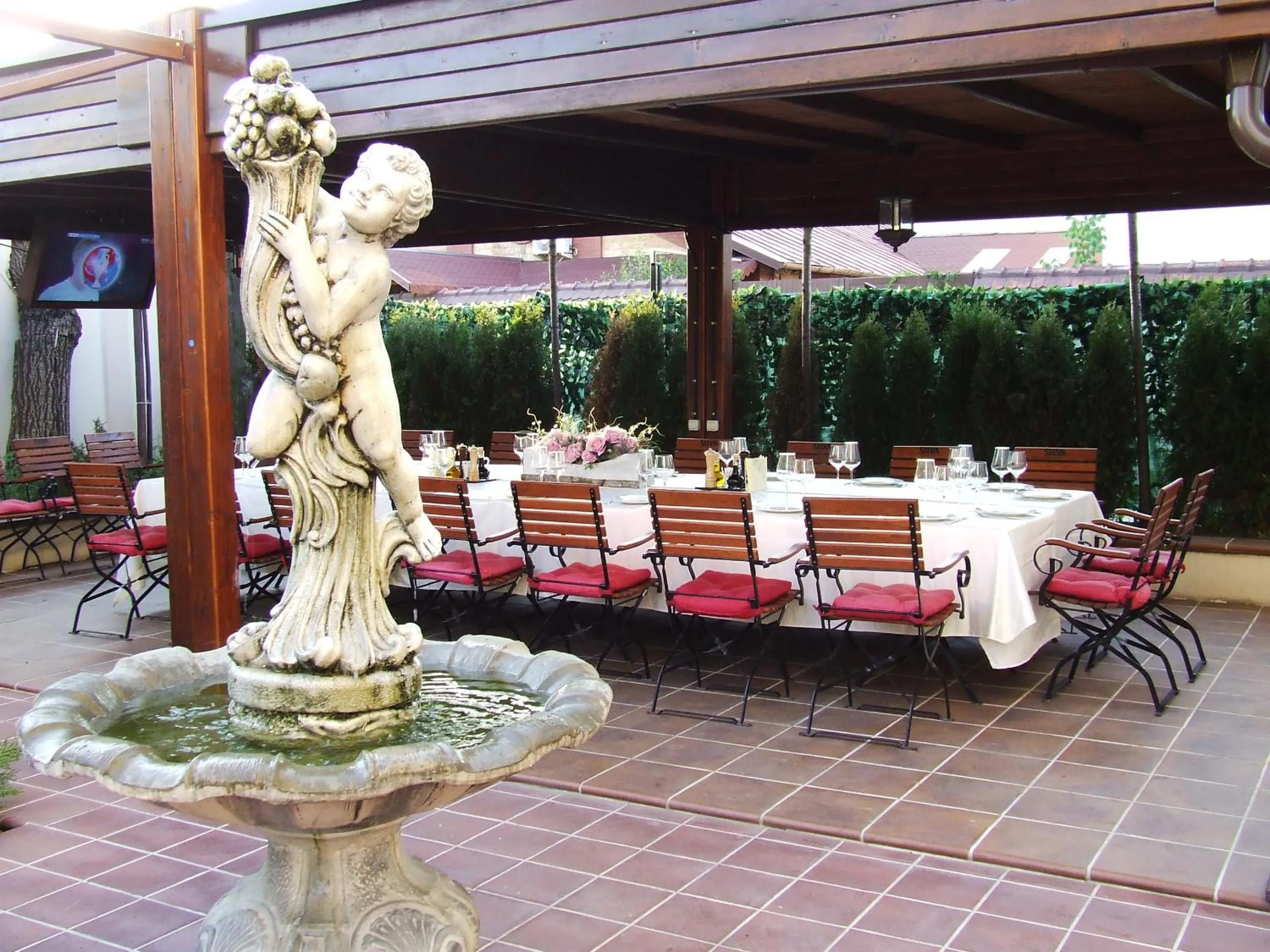 Restaurant/places to eat in Hotel Senator