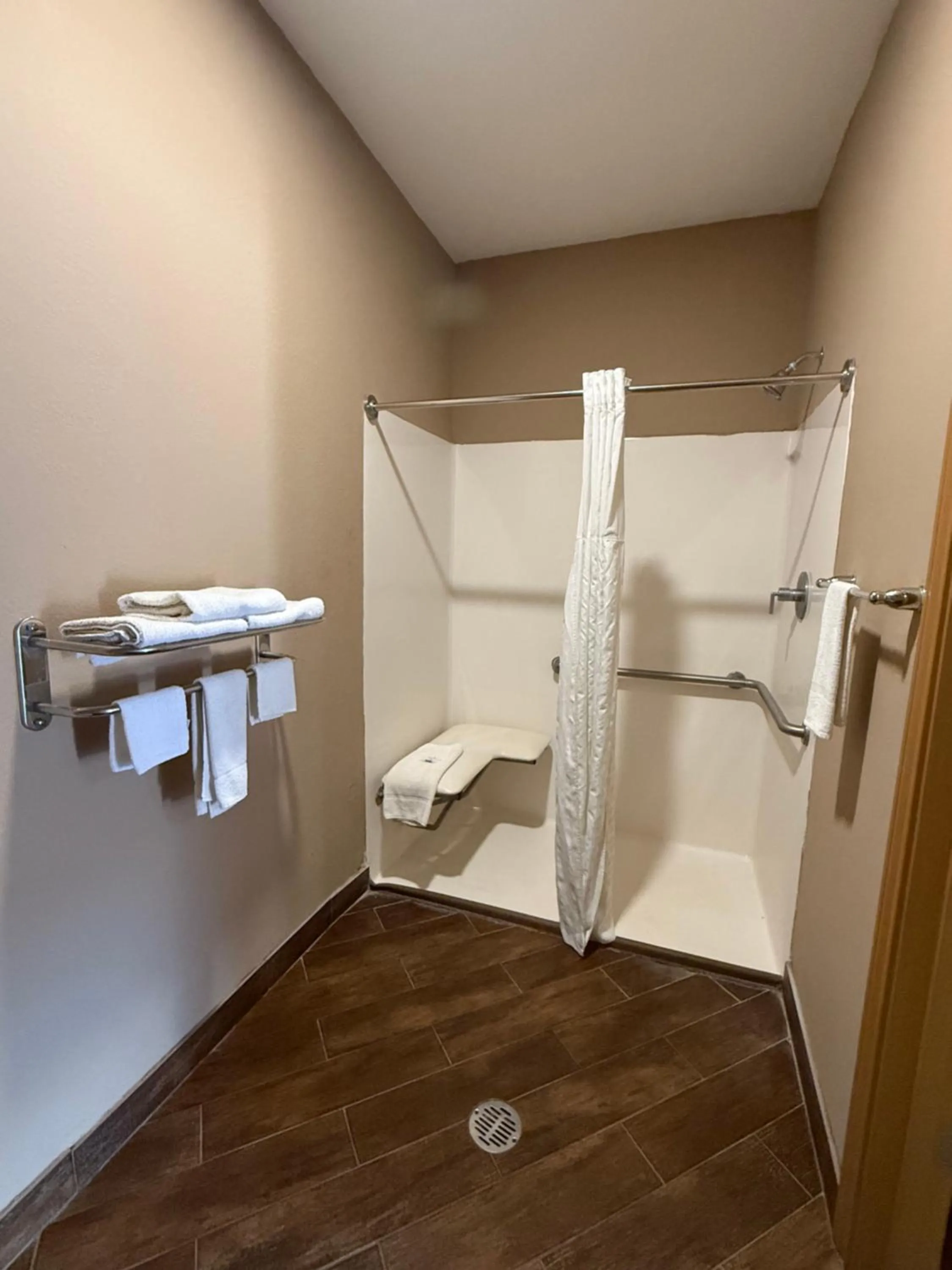 Executive Inn & Suites