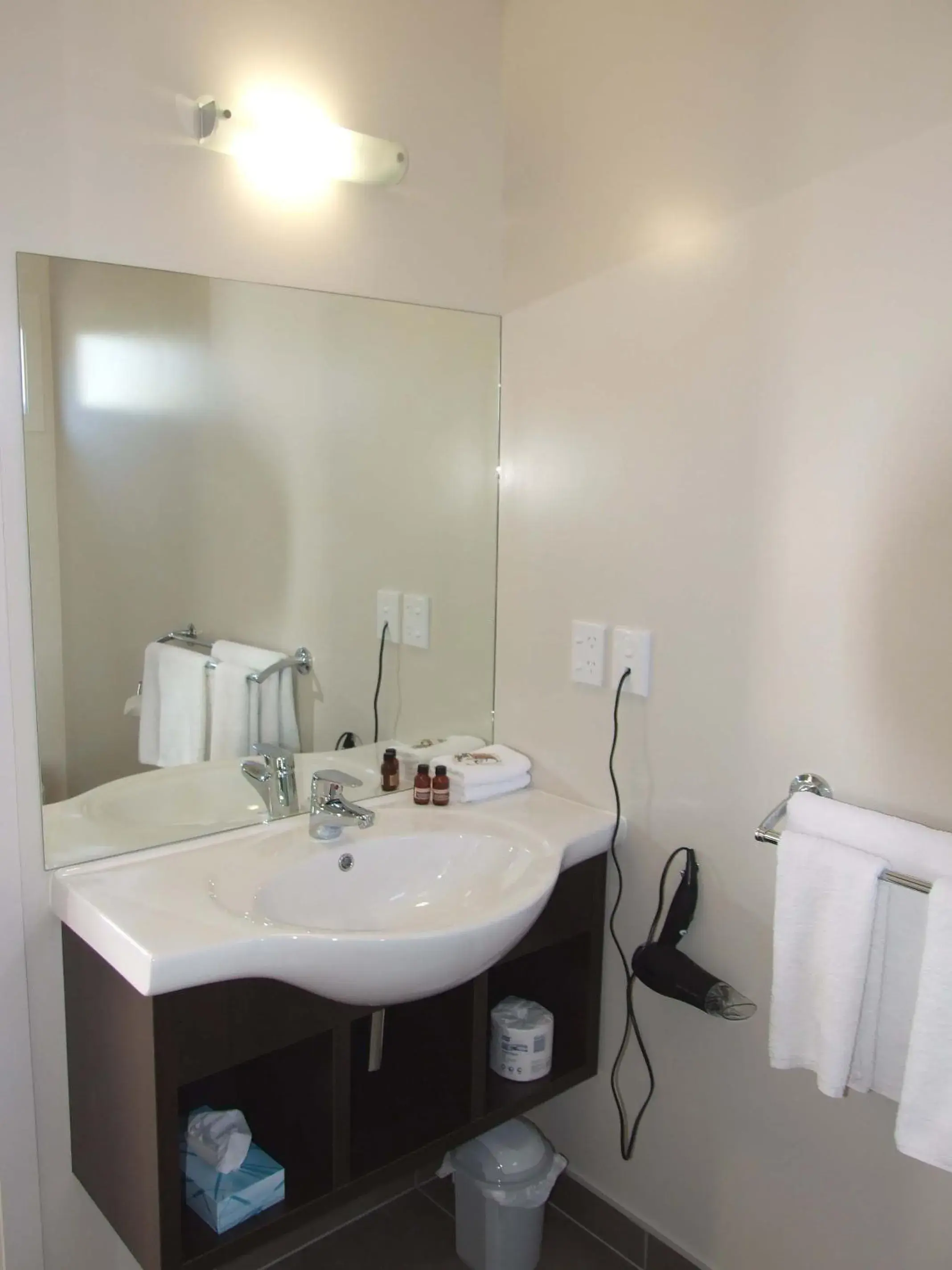 Large Two-Bedroom Apartment in Brooklyn Motor Lodge Large Two-Bedroom Apartment in Brooklyn Motor Lodge