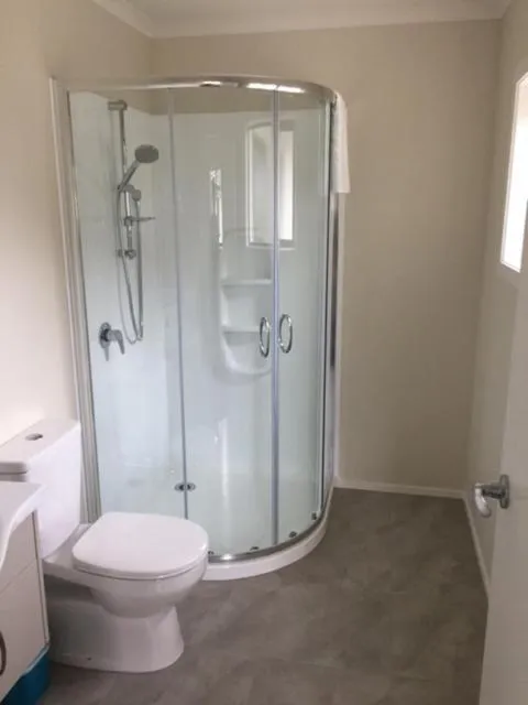 Toilet in Brooklyn Motor Lodge