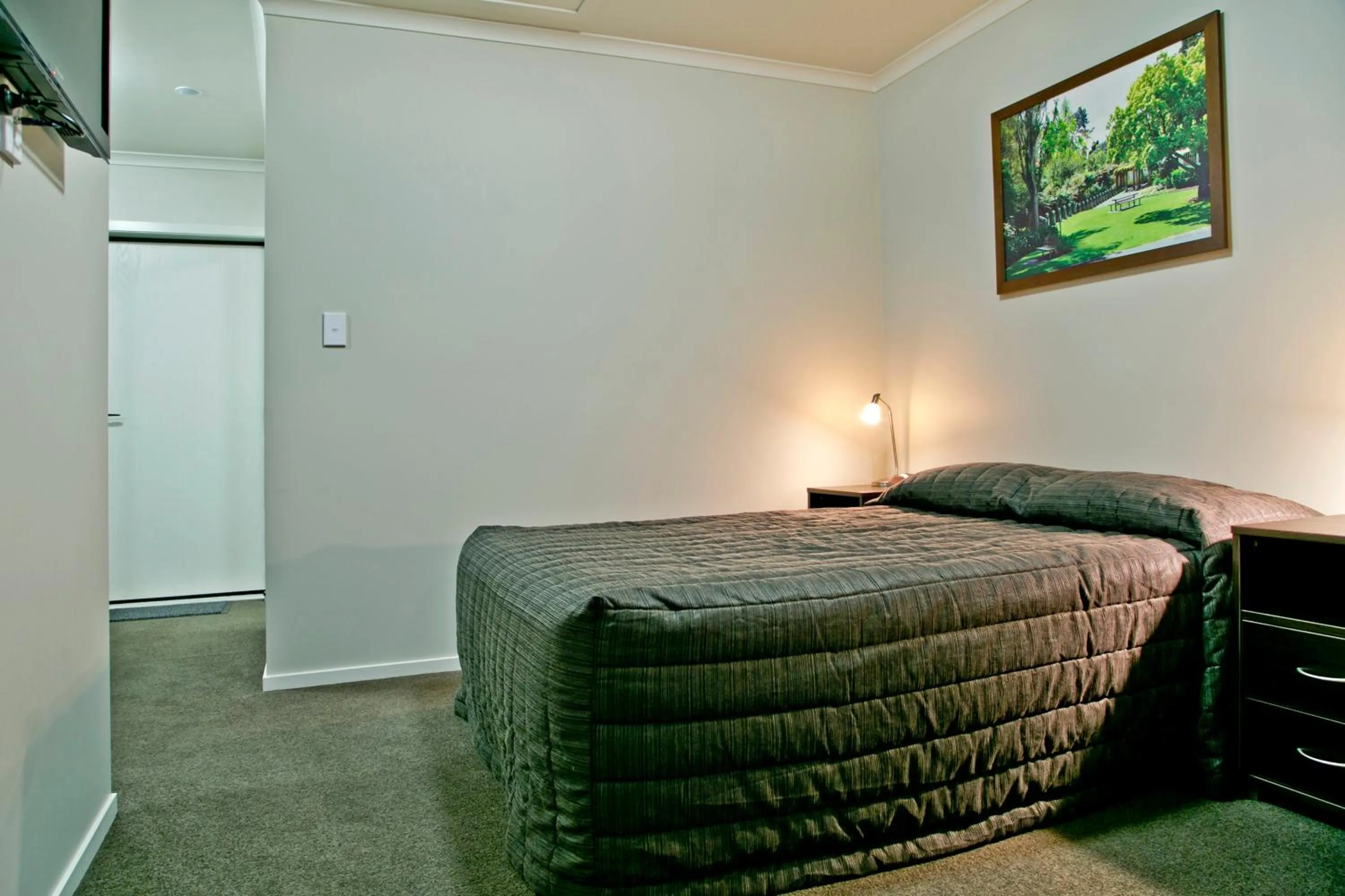 Photo of the whole room, Bed in Brooklyn Motor Lodge