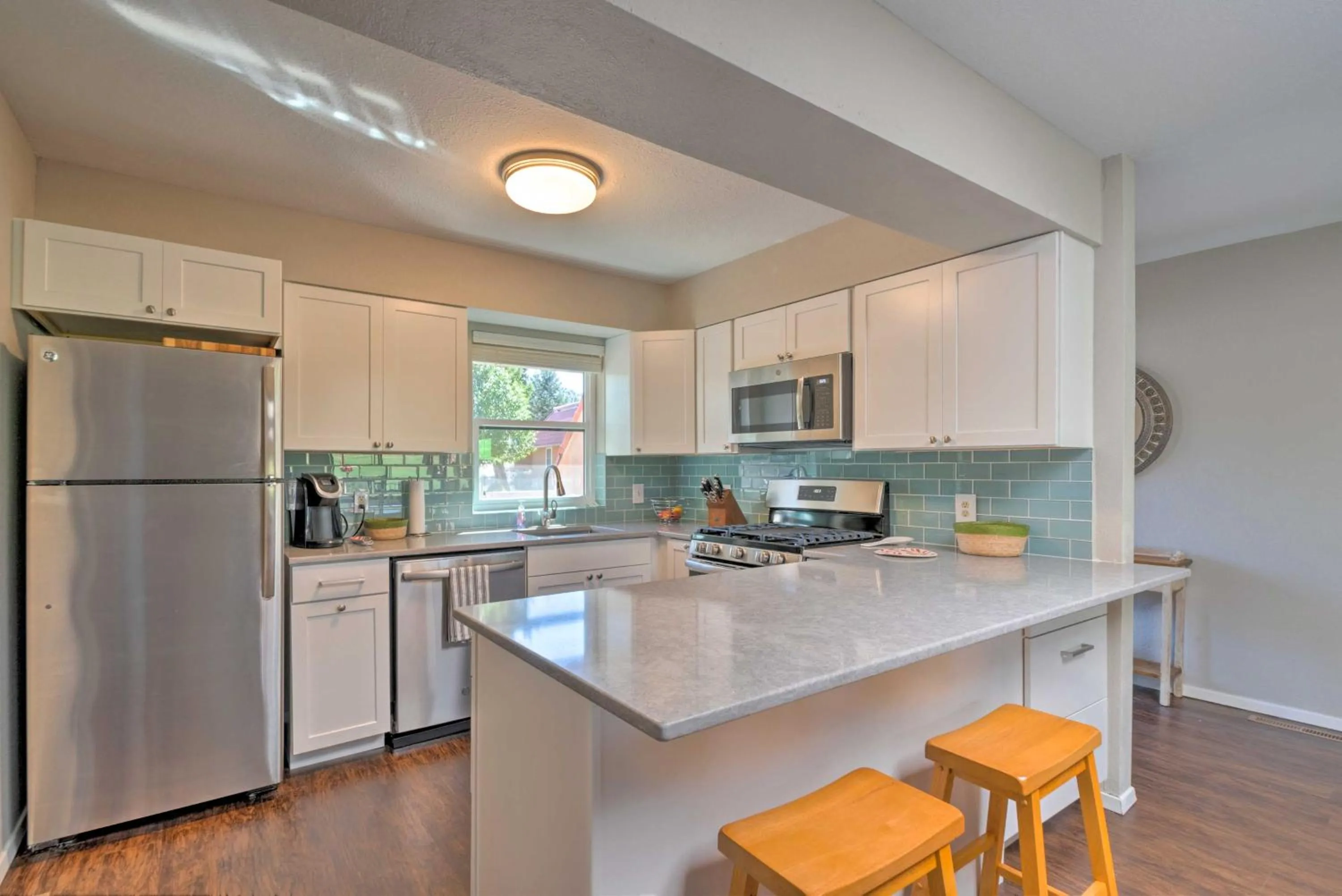 Bright Ruidoso Condo with Deck and Golf Course Views!