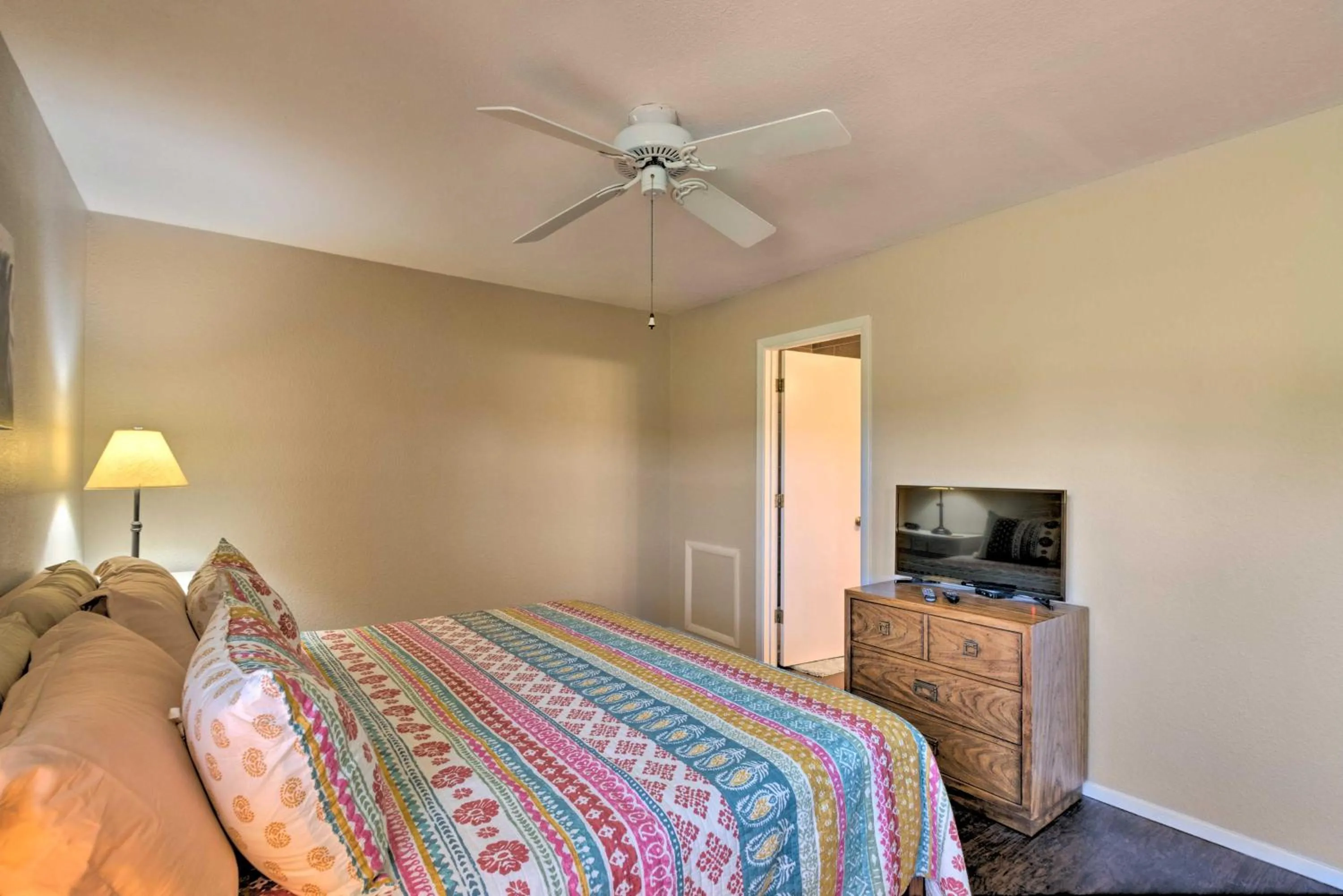 Bed in Bright Ruidoso Condo with Deck and Golf Course Views!