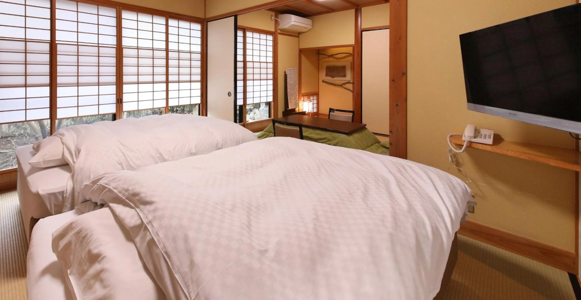 Photo of the whole room, Bed in Yamashinobu