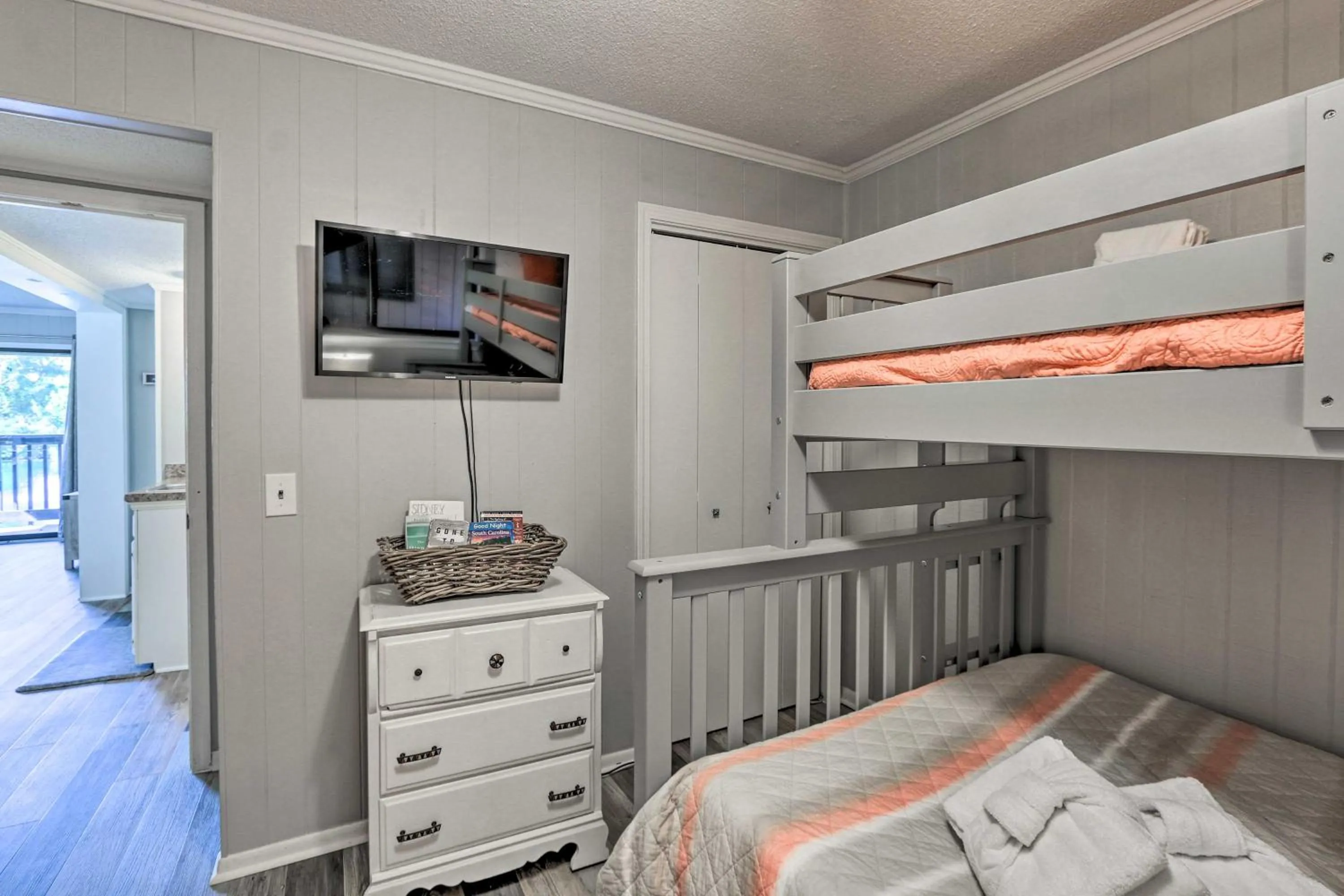 Bed in Relax by Pool and Walk to Beach Hilton Head Condo!